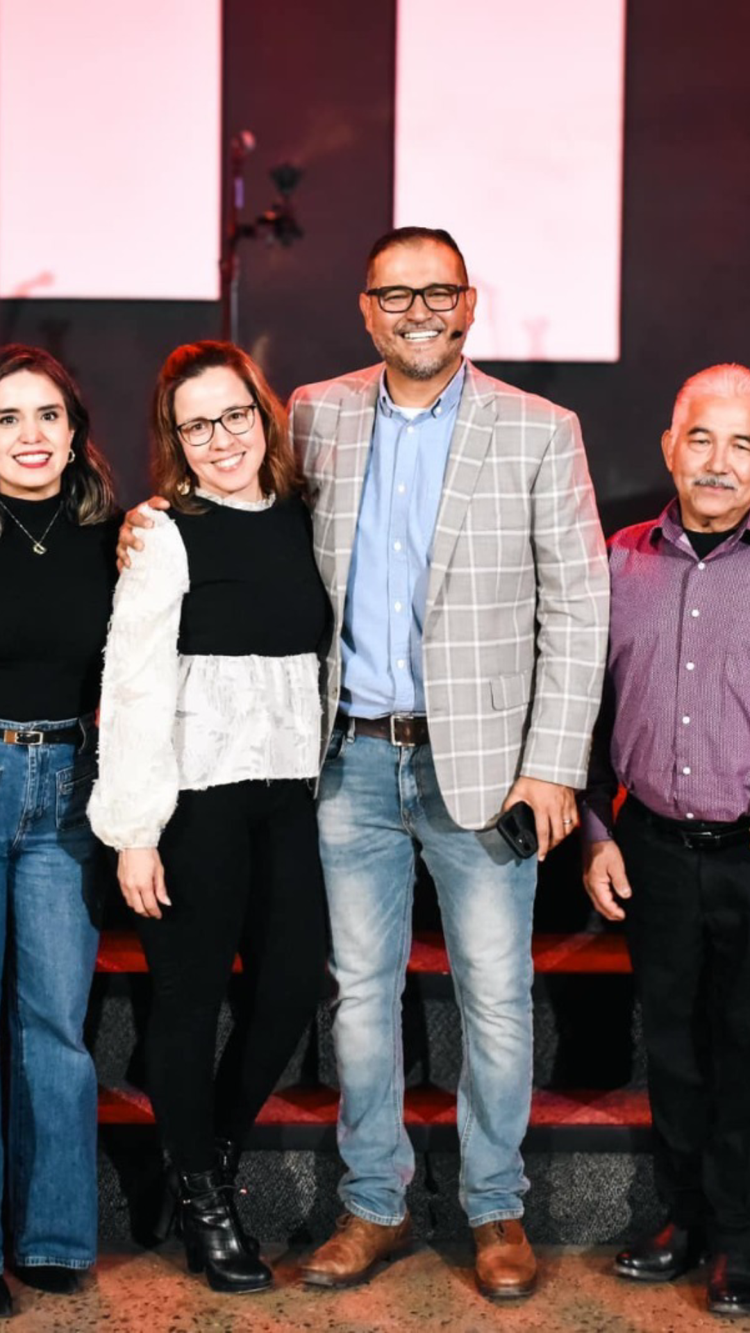 Foto de los pastores de Cántico Nuevo, iglesia cristiana en Nogales Sonora