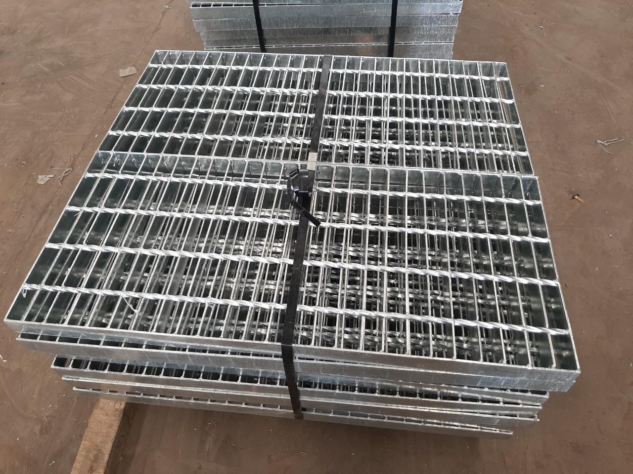 Tấm sàn grating mạ kẽm kích thước 1000×1000 - Nắp Hố Ga CHS