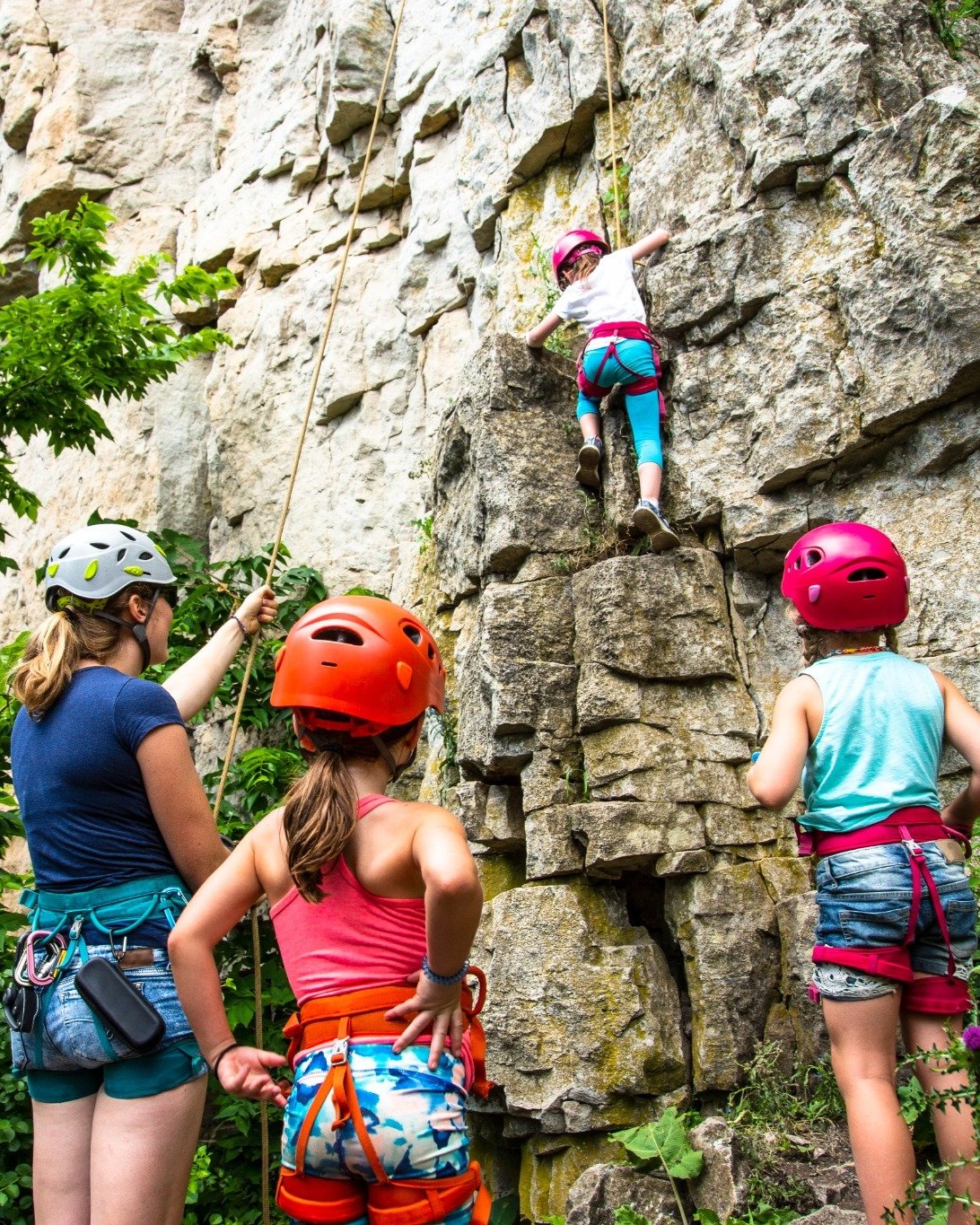 Kinder- und Familienevent, Kinder klettern Toprope am Fels