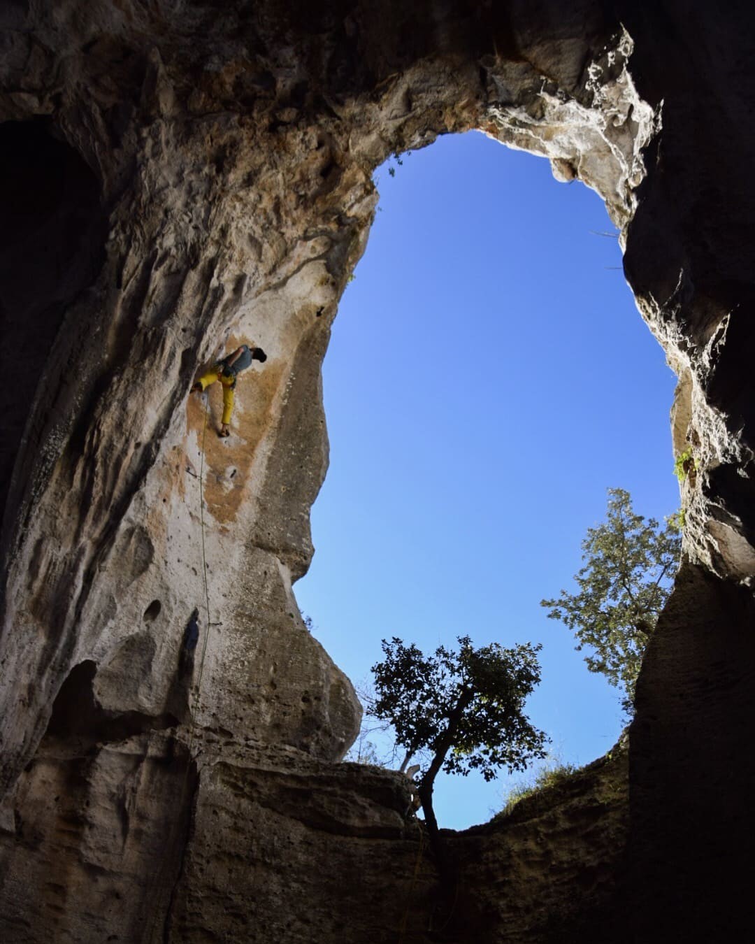 Kletterreisen, Kletterer steigt eine Route im Vorstieg