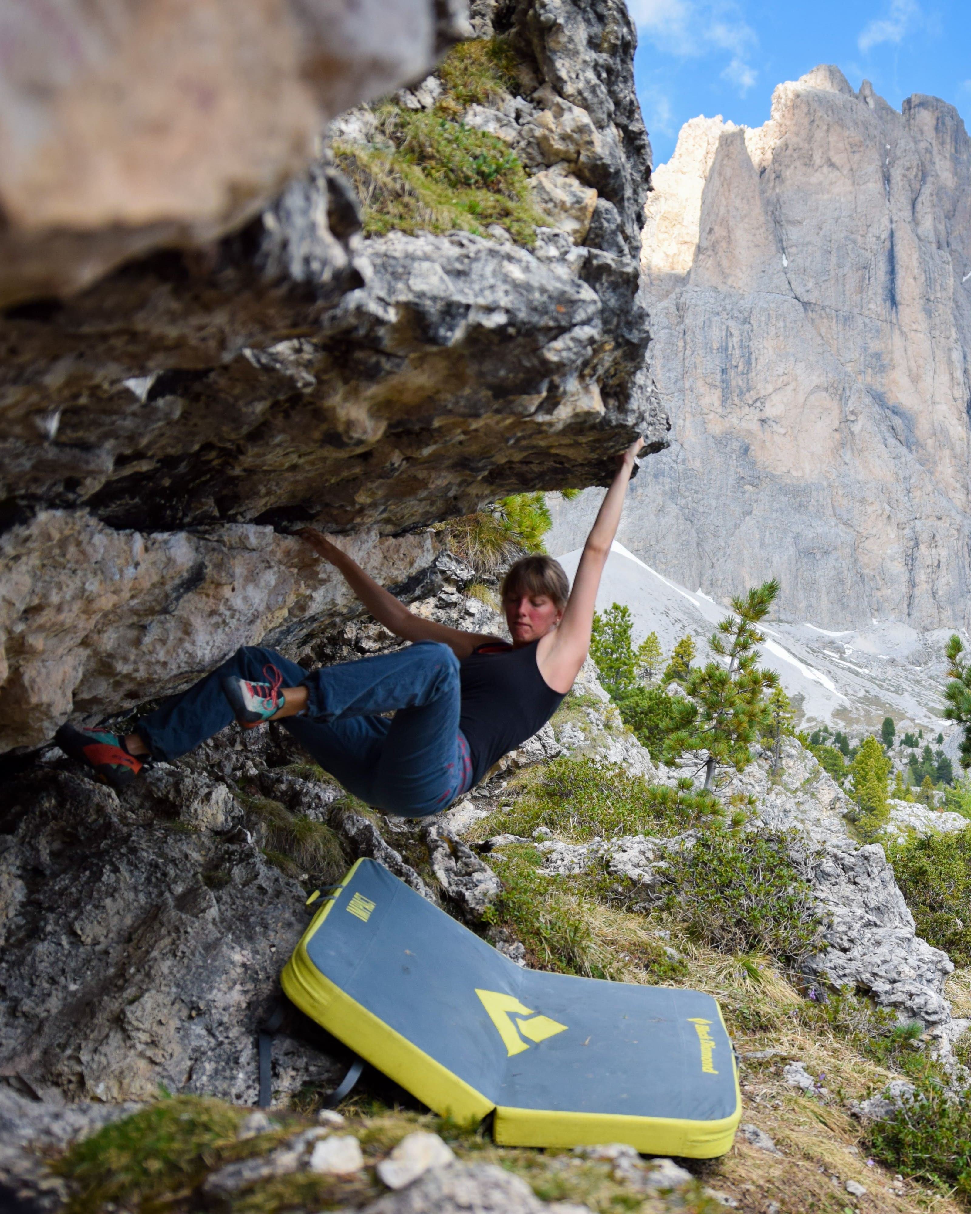 Boulderkurs-Outdoor, Arianna bouldert am Fels