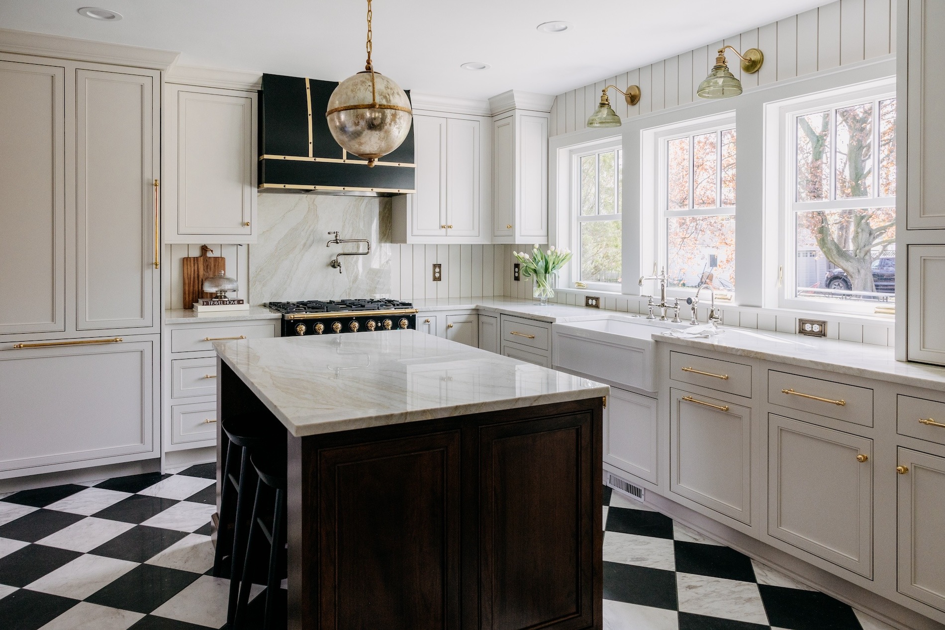 Traditional + chic house redesign in Mississauga, ON