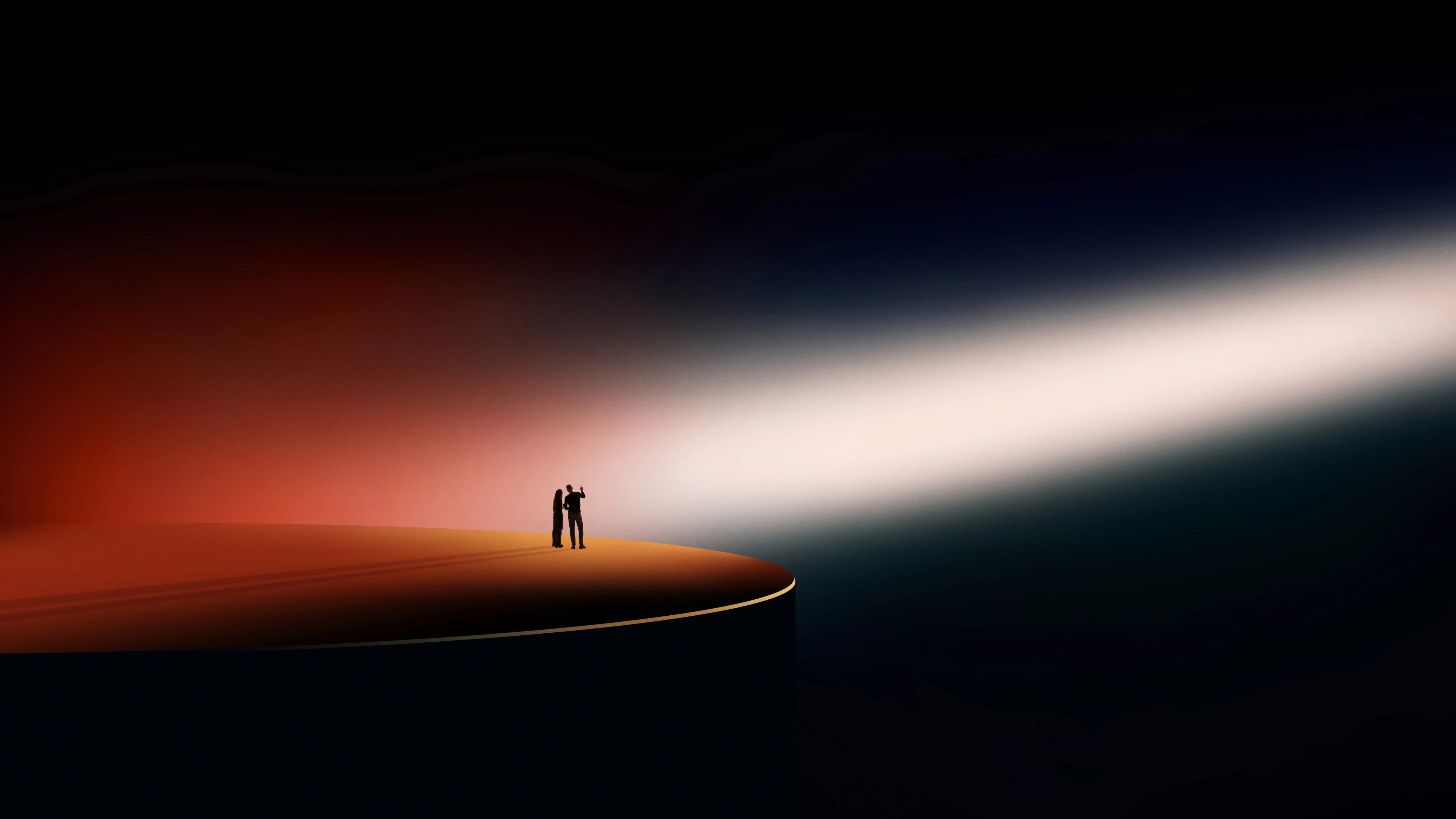 Dos personas de pie sobre una plataforma iluminada por un intenso haz de luz en la oscuridad.