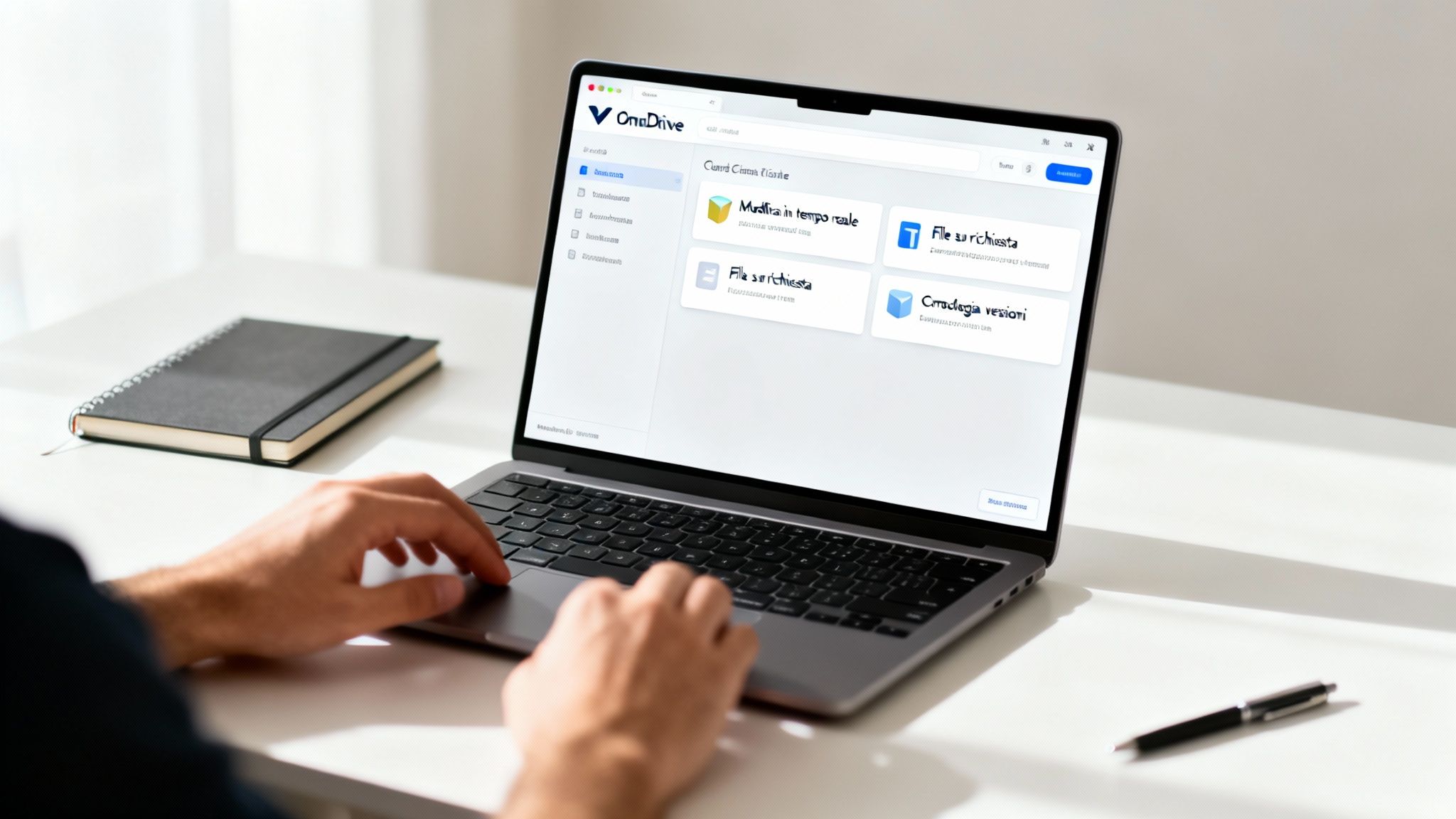 Manos tecleando en un ordenador portátil con la interfaz de OneDrive, destacando las funciones de gestión y colaboración empresarial.