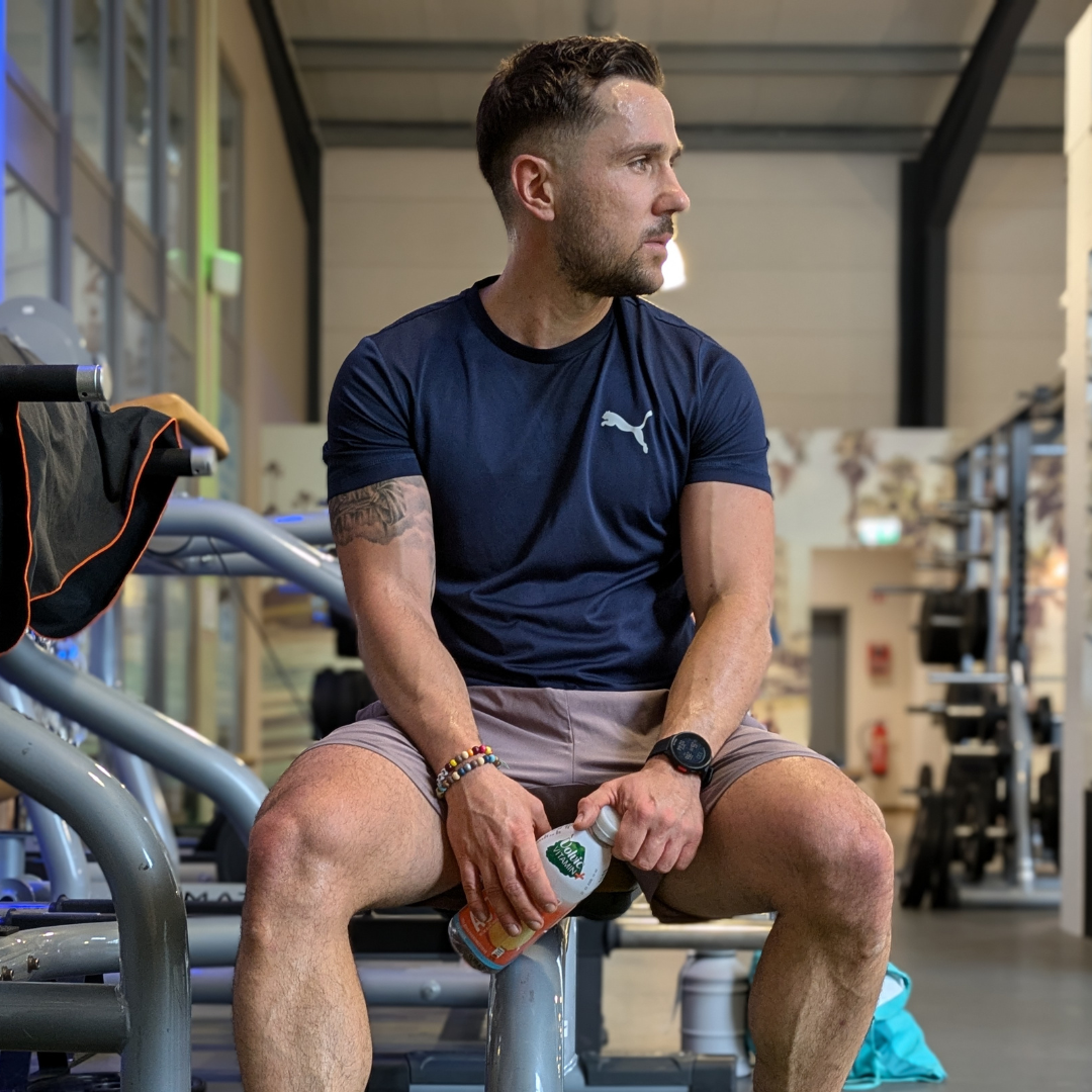 Personal Coach Marco Daferner im Fitnessstudio – steht für alltagstaugliches Training und Ernährung, die sich nachhaltig und ohne Verzicht in dein Leben integrieren lassen.