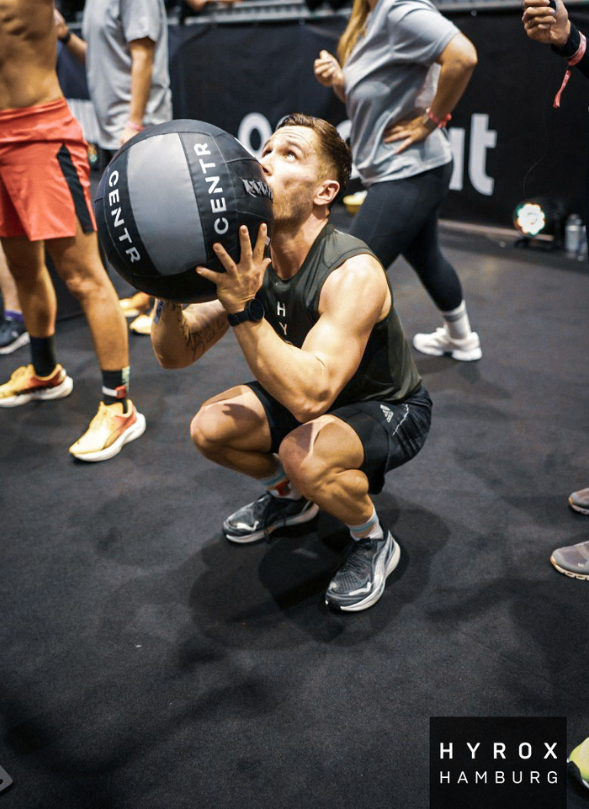 Personal Coach Marco Daferner beim HYROX-Wettkampf in Hamburg – volle Konzentration und Kraft beim Functional Training mit Medizinball.