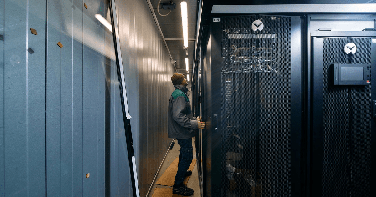 PUE in Data Centers: How to Calculate and Improve It