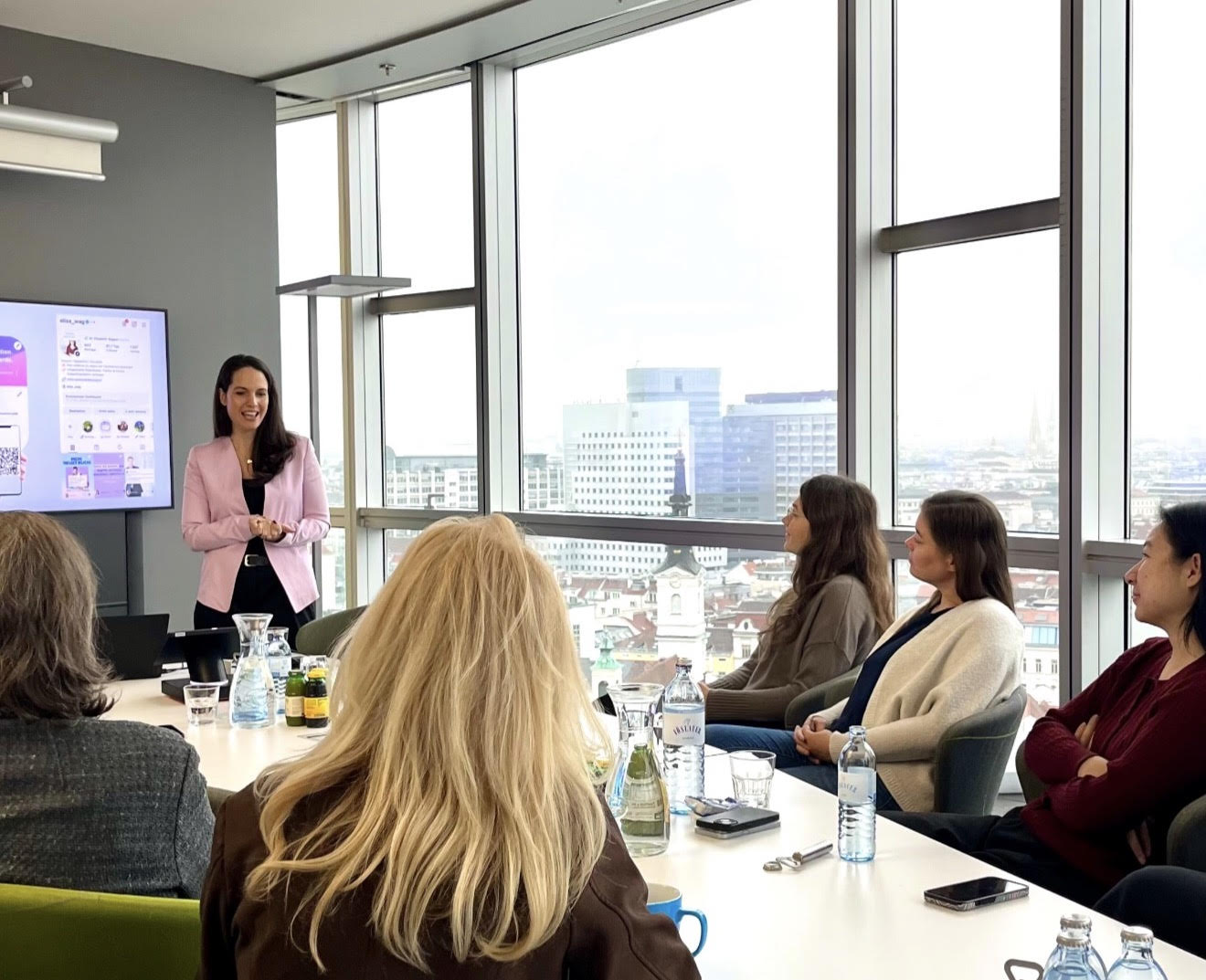 Dr. Elisabeth Wagner bei einem Workshop für Führungskräfte zu Gleichstellung, Leadership und Entscheidungsfindung