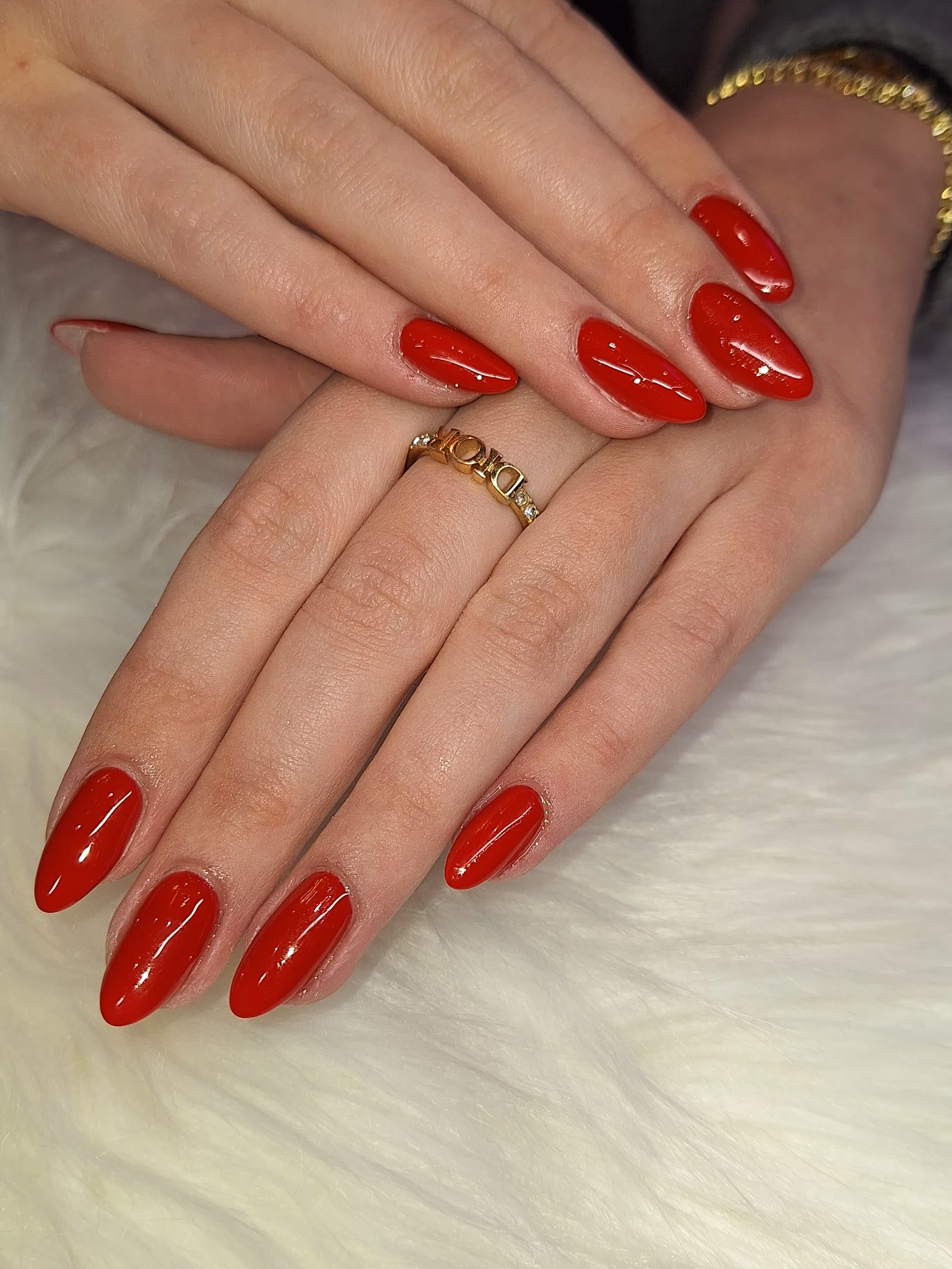 Zwei Hände mit rotem Nageldesign – Maniküre