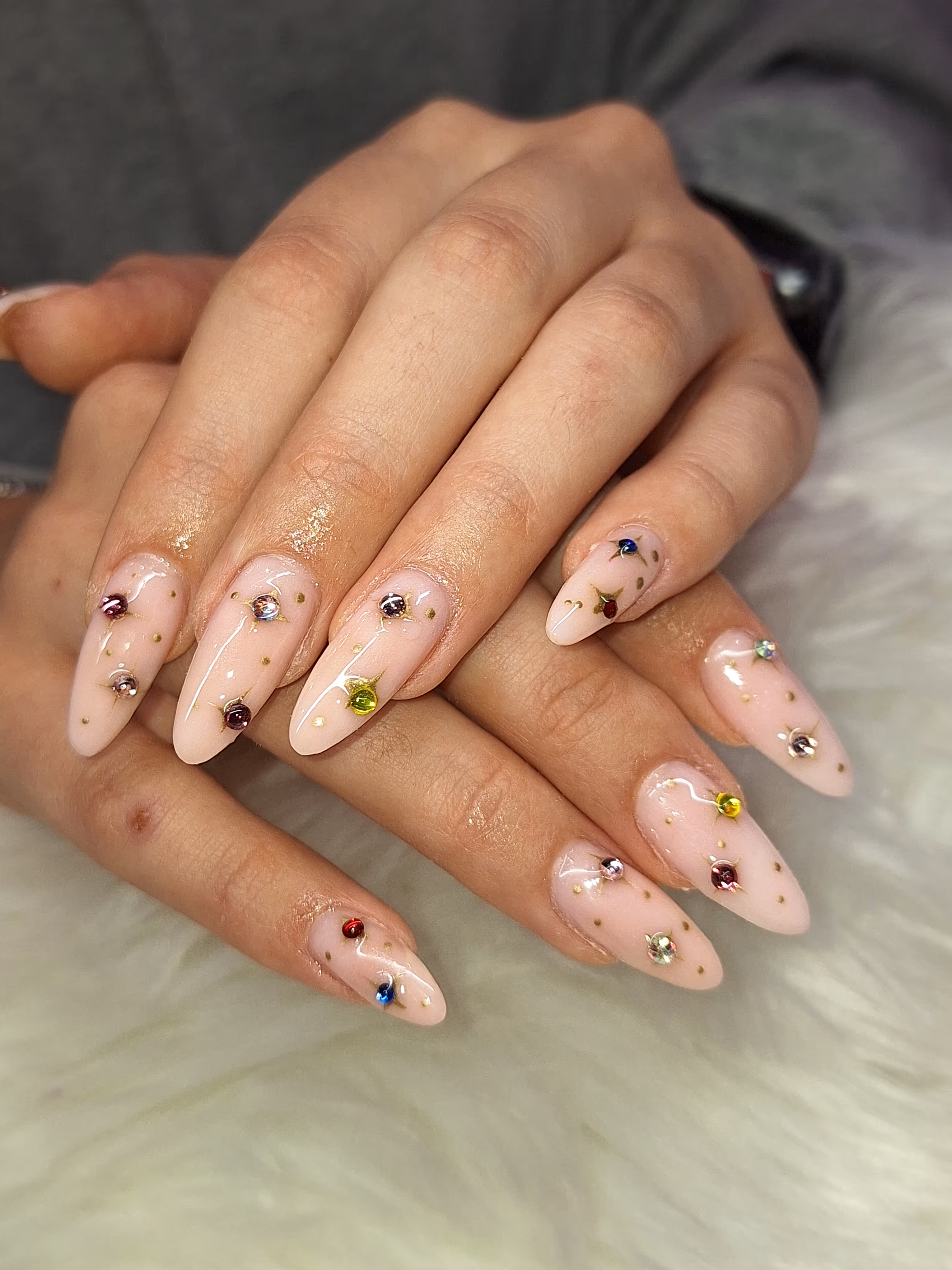 Zwei Hände mit pinkem Nageldesign – Maniküre