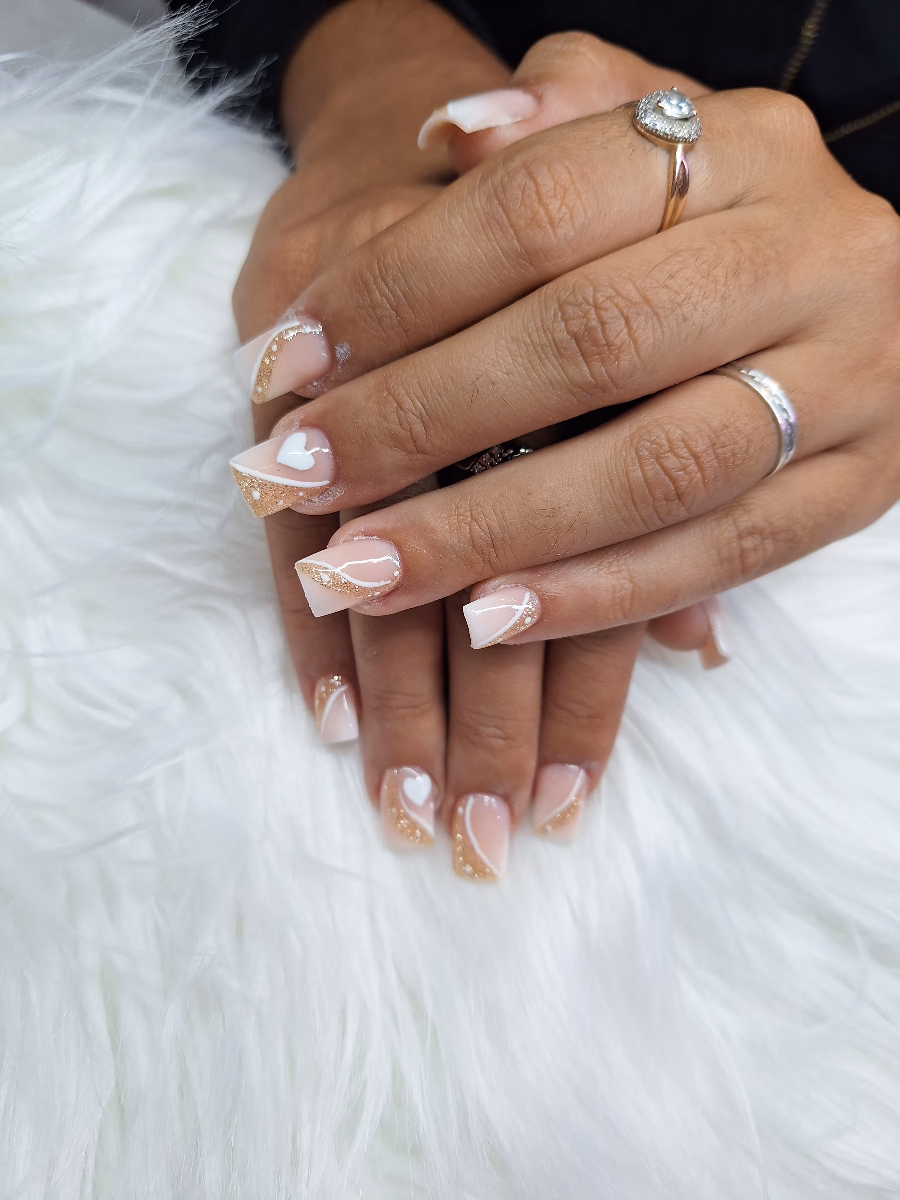 Zwei Hände mit lila Nageldesign – Maniküre