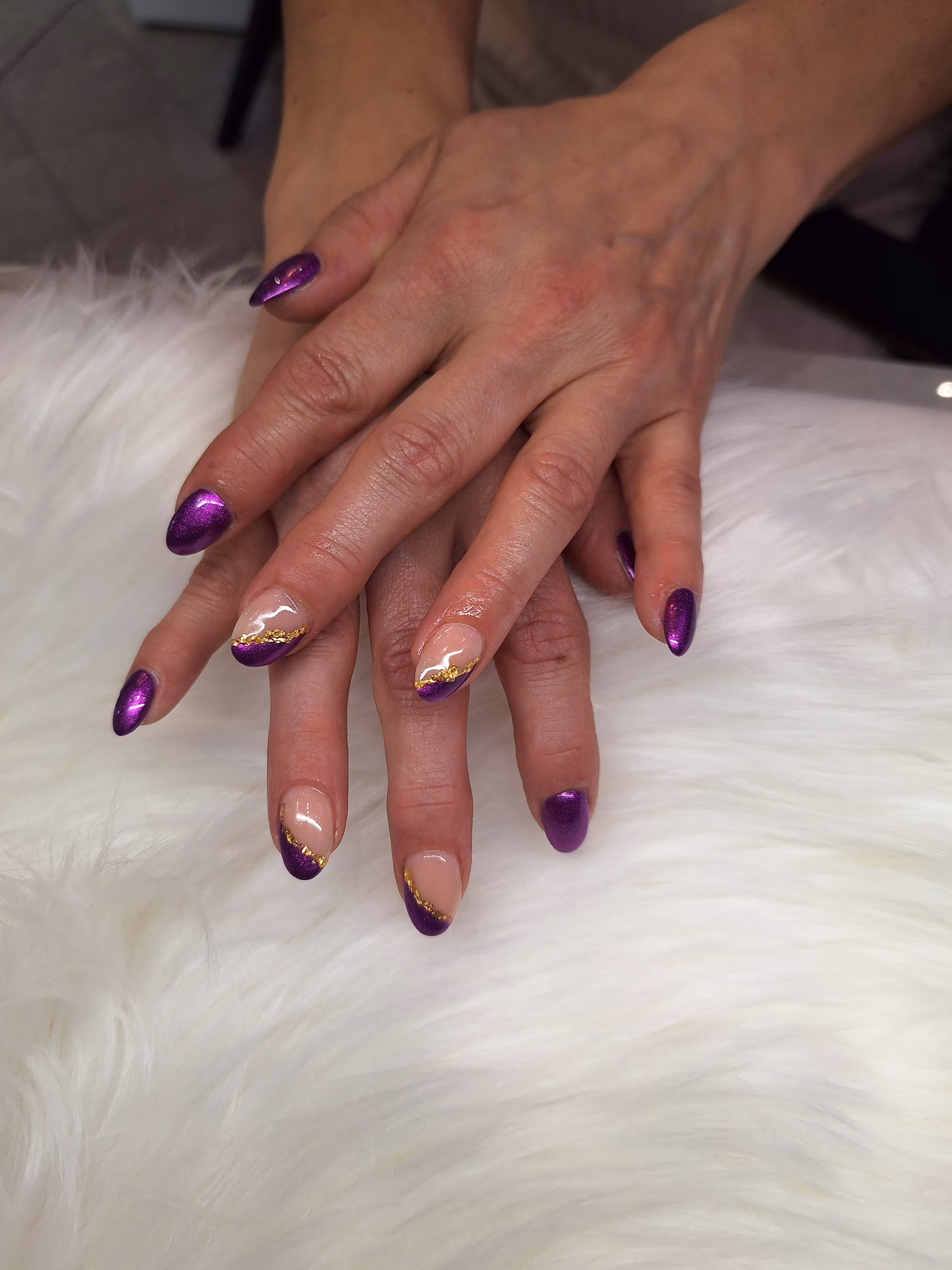 Zwei Hände mit pinkem Nageldesign – Maniküre