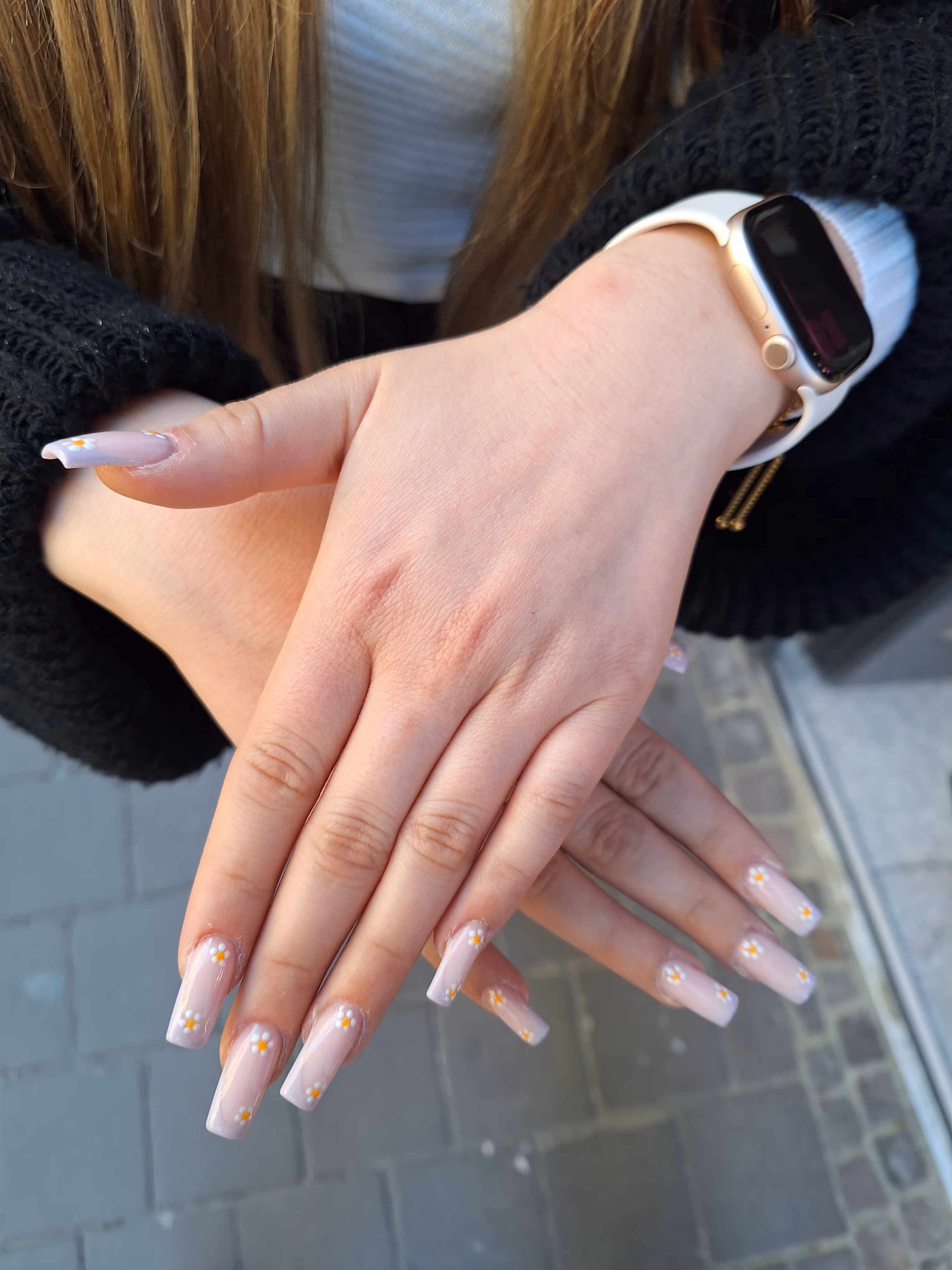 Zwei Hände mit pinkem Nageldesign – Maniküre