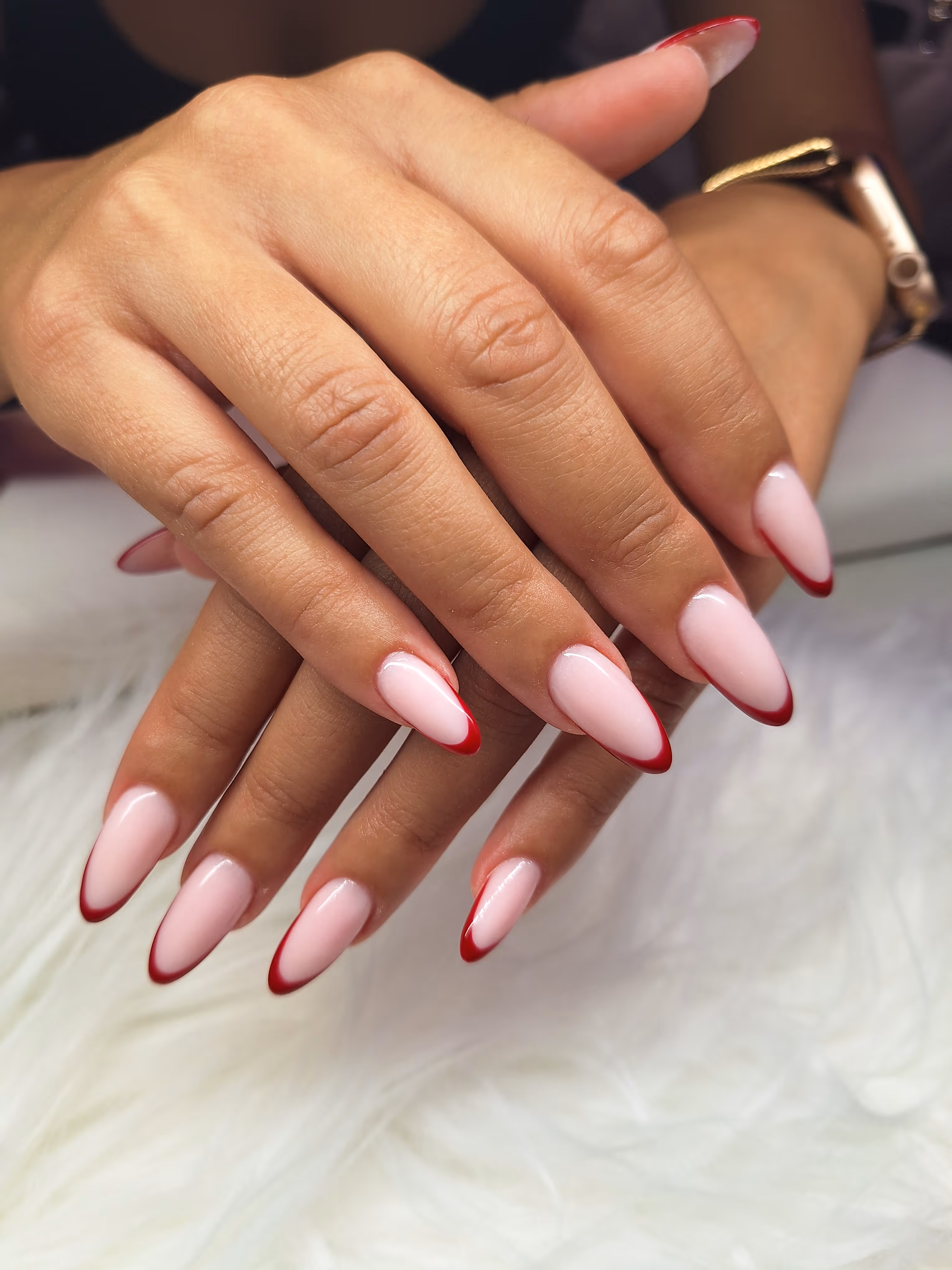 Zwei Hände mit pinkem Nageldesign – Maniküre