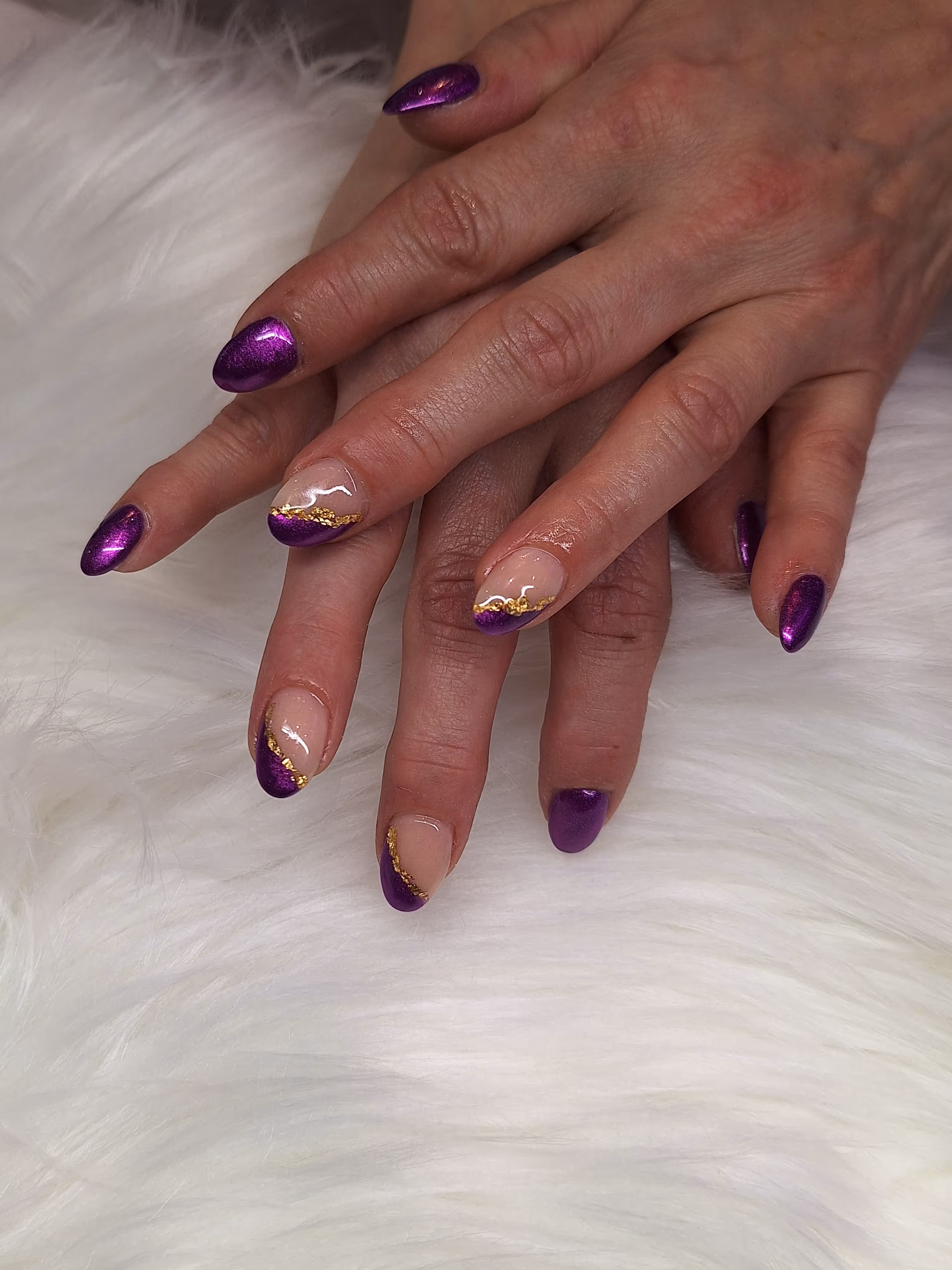 Zwei Hände mit lila Nageldesign – Maniküre