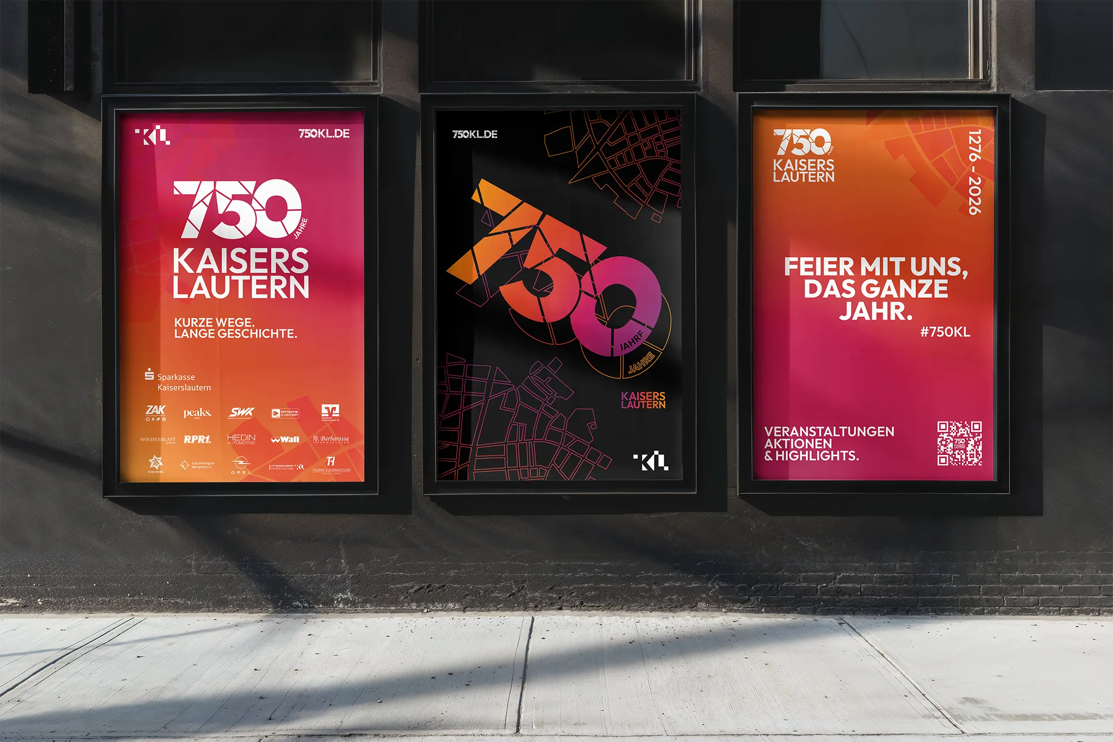 Plakate mit 750KL Logos an einer urbanen Wand