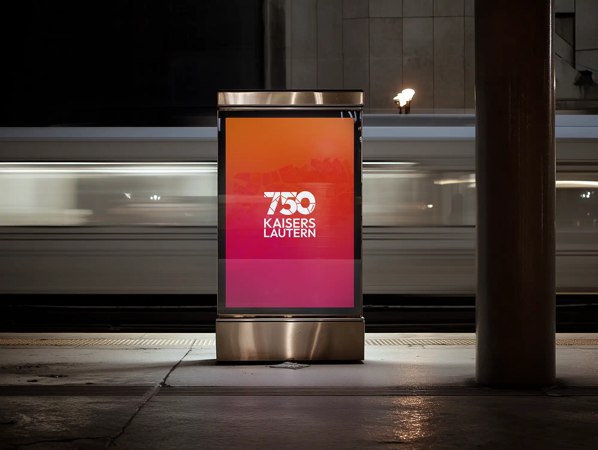 Design der 750 Jahr Feier auf einem digitalen Display an einem Bahnhof