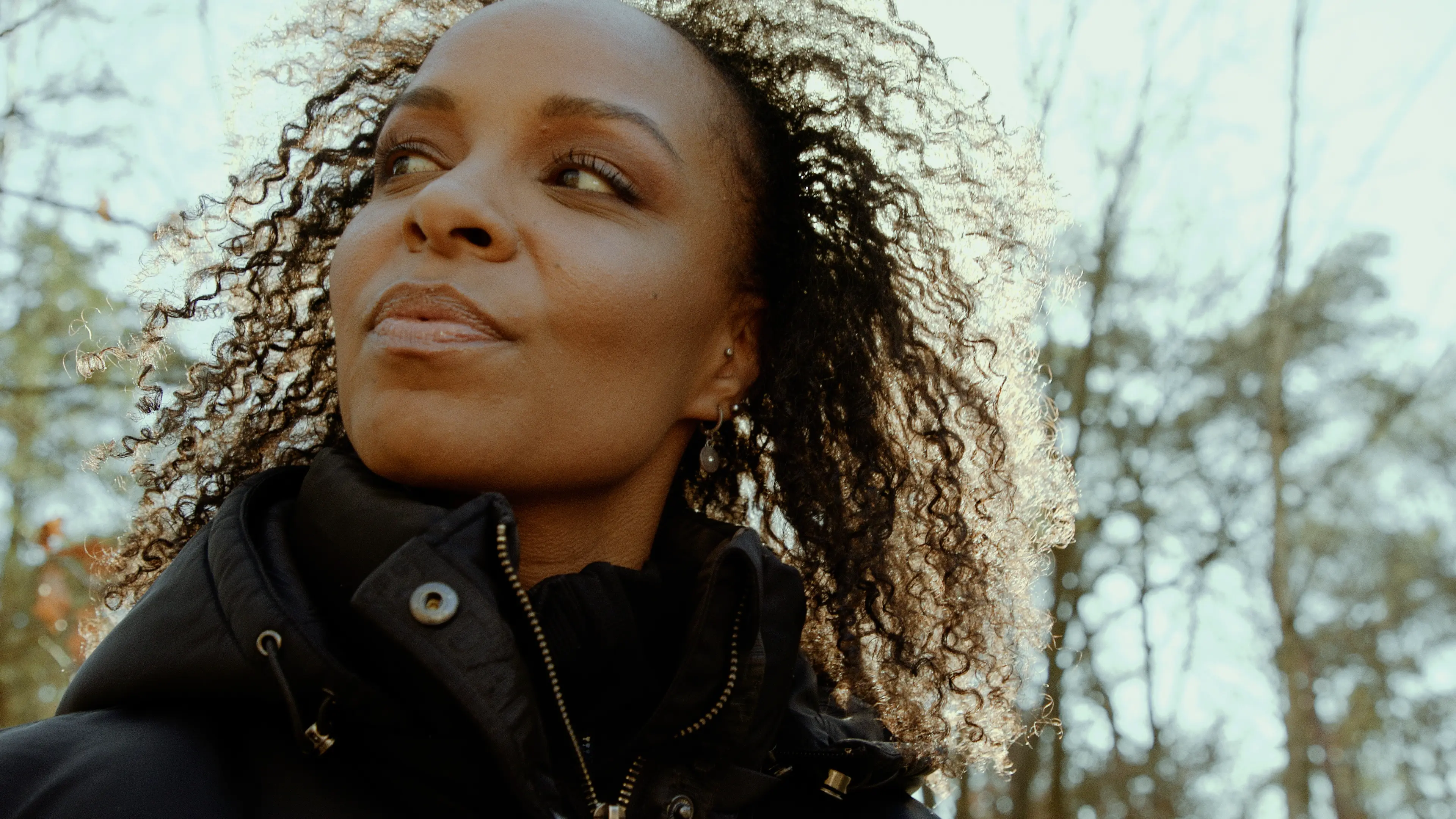 Krachtig portret van een vrouw in een natuurlijke setting - Still uit een Limestone Pictures videoproductie.