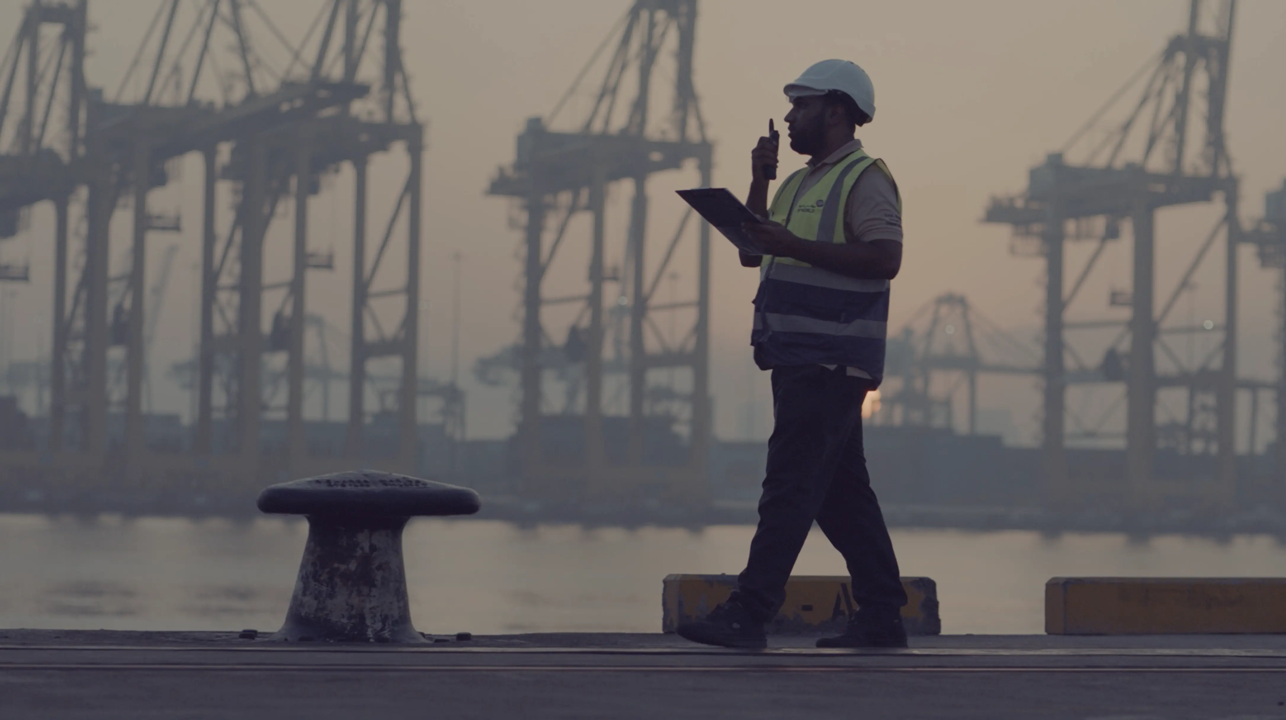 Industriële videoproductie in een havengebied met medewerker - Limestone Pictures bedrijfsfilm.