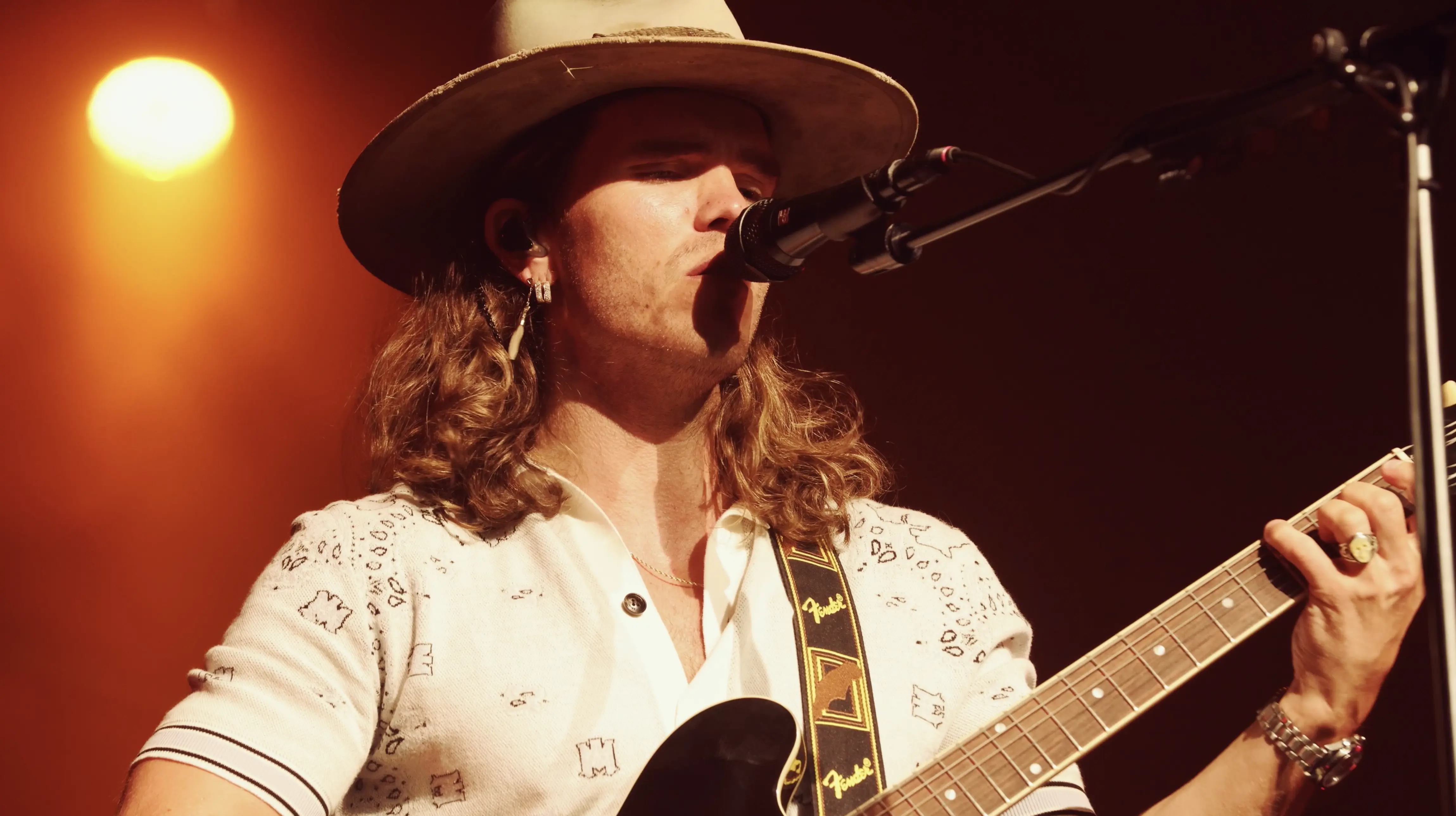 Sfeervolle opname van een live optreden met gitarist - aftermovie videoproductie door Limestone Pictures.