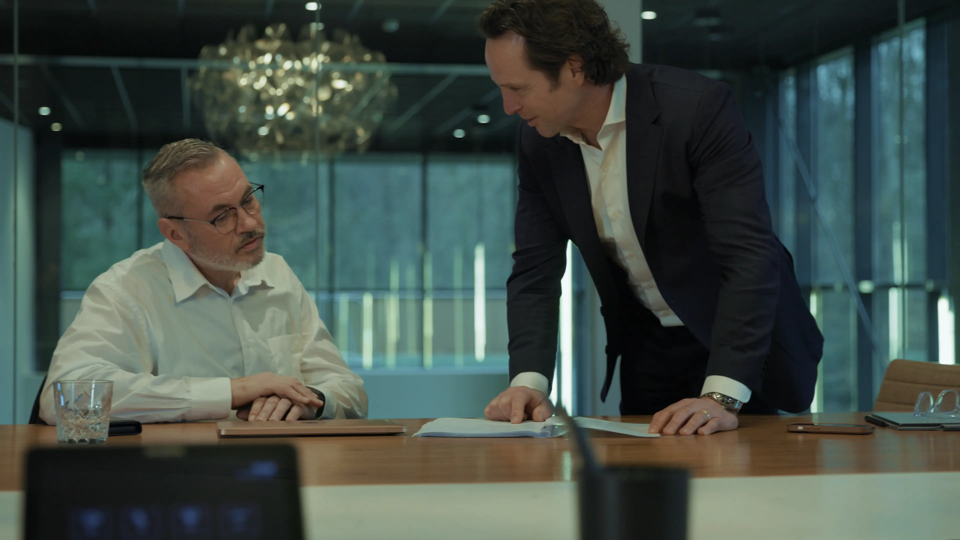 Zakelijke bespreking op kantoor tussen twee professionals - Still uit een corporate video door Limestone Pictures videoproductie.