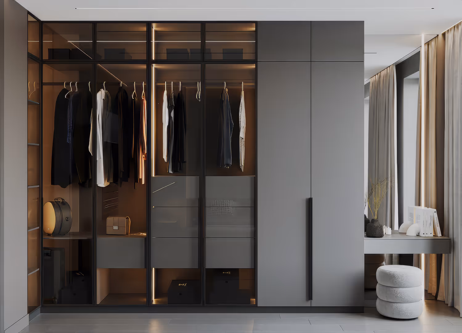 Moderan ormar sa prozirnim staklenim vratima s obješenom odjećom i policama, pored stola sa stolcem i zavesama.