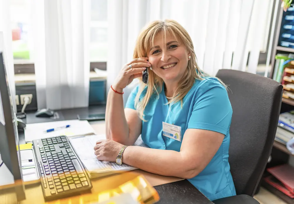 Mitarbeiterin des Ambulanten Pflegedienst Allen bei der telefonischen Beratung in Korntal-Münchingen.