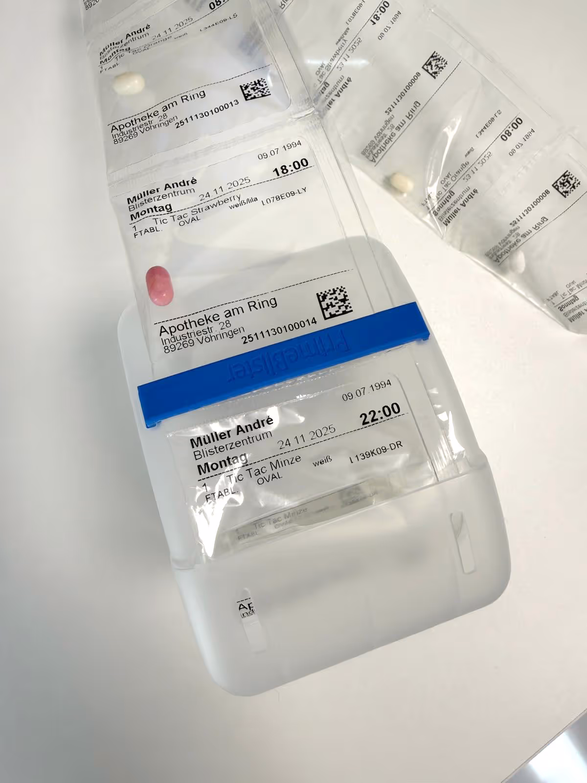 Individuell verpackte Medikamentenblister mit Einnahmezeiten für eine sichere und strukturierte Medikamentenversorgung