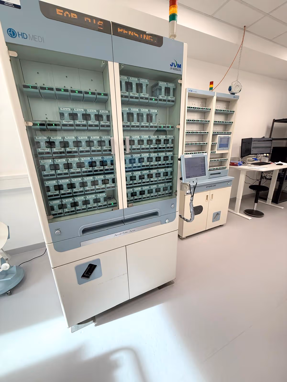 Moderne Blistermaschine im Blisterzentrum Dr. Henle für sichere Verblisterung und professionelle Arzneimittelversorgung