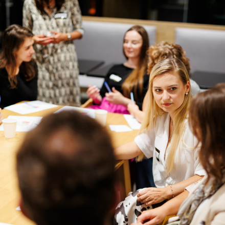 Uczestnicy Simulation – symulacji wdrożenia strategii wellbeingowej w firmie. Simulation to format w ramach nie-konferencji Health Being Lab.