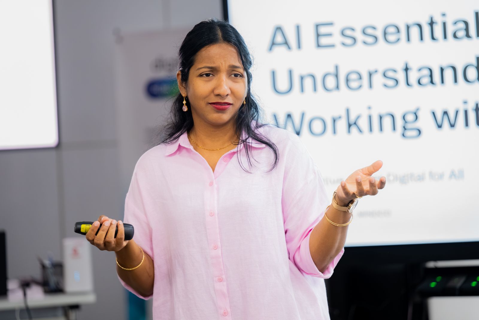 A Future Institute trainer presenting AI Essentials