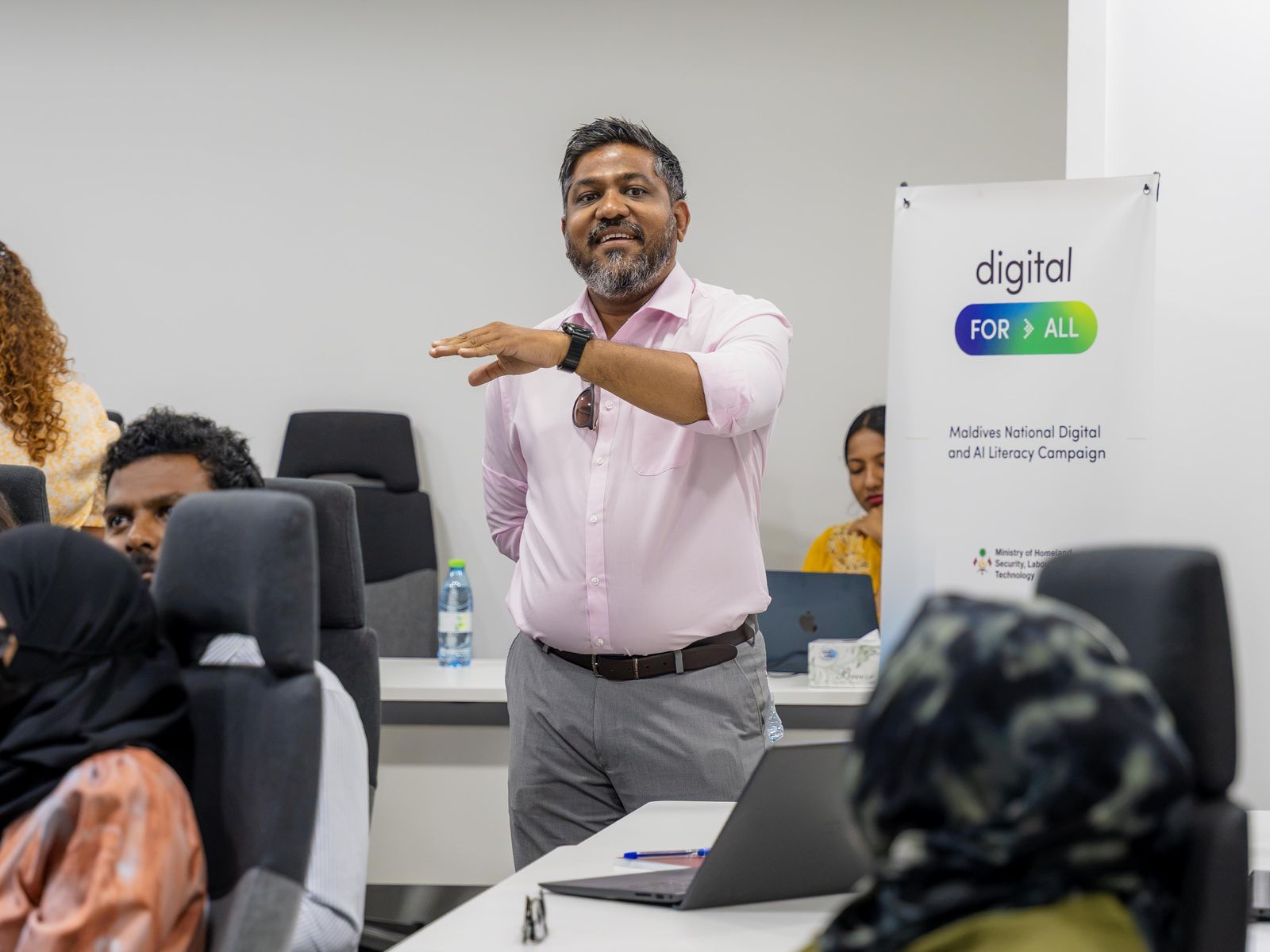 A Future Institute trainer leading an AI & Digital Essentials session