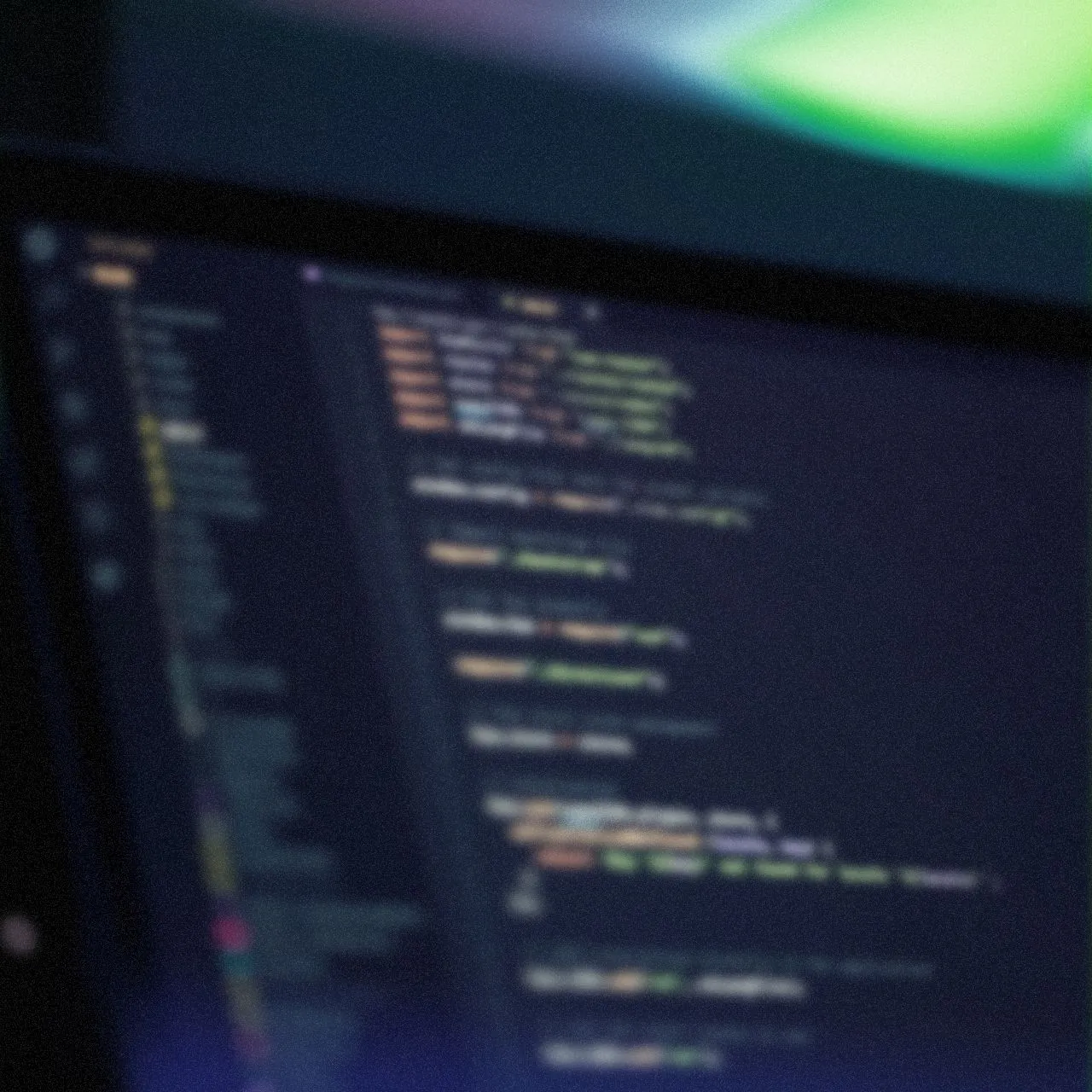 Pantalla borrosa mostrando código fuente en un entorno de desarrollo, con líneas de texto en varios colores sobre fondo oscuro.