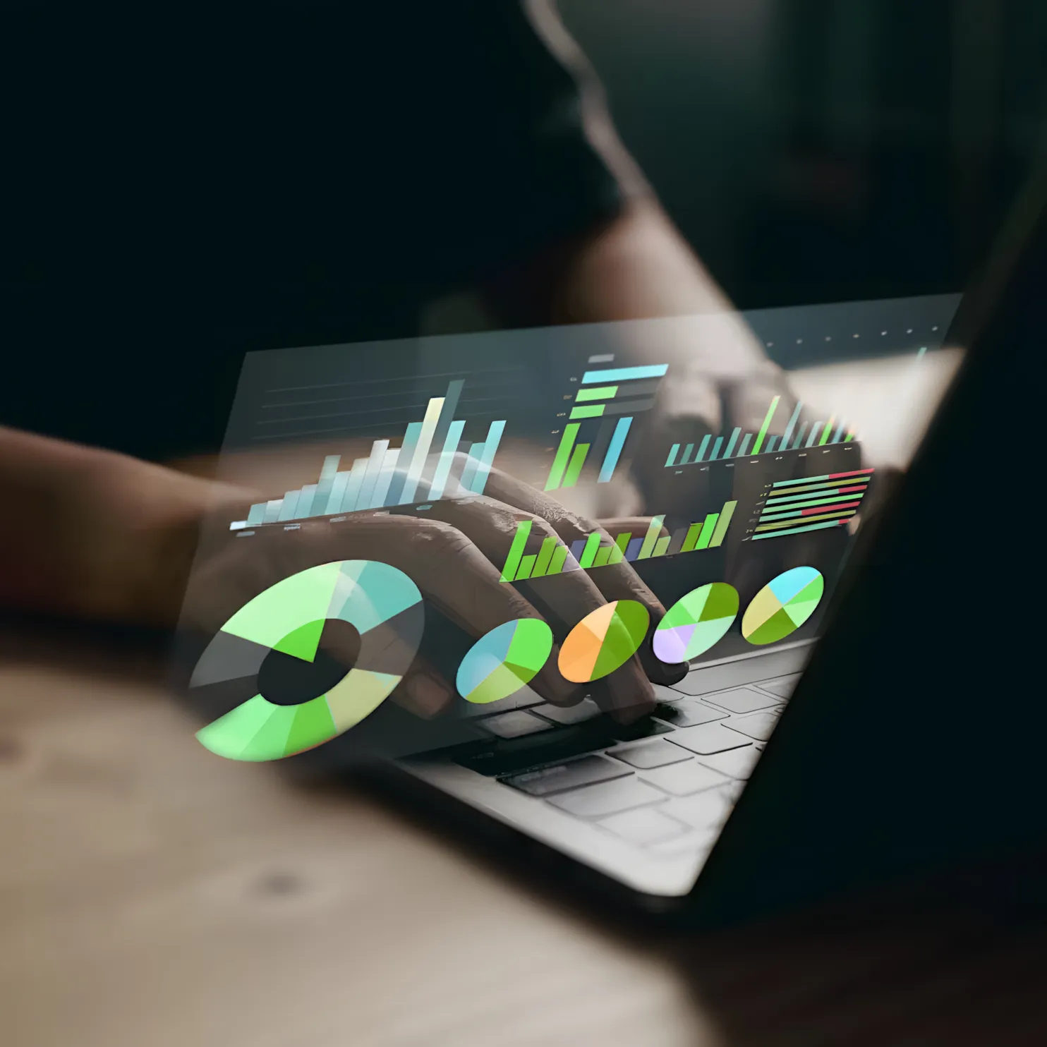Manos tecleando en una laptop con gráficos digitales superpuestos que incluyen diagramas de barras y gráficos circulares en varias shades de verde, azul y naranja.