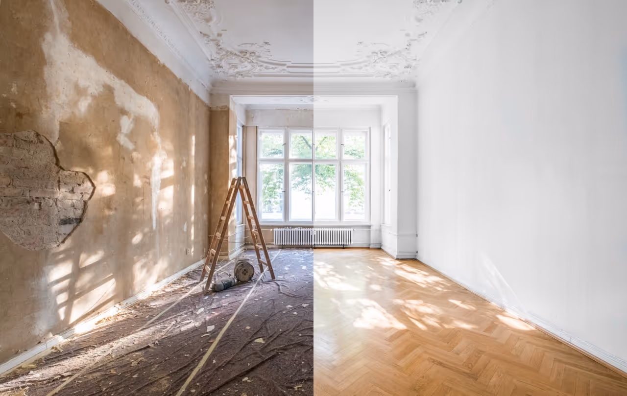 Pièce montrant une moitié en cours de rénovation avec murs endommagés et échelle, et l'autre moitié avec murs propres et parquet rénové.