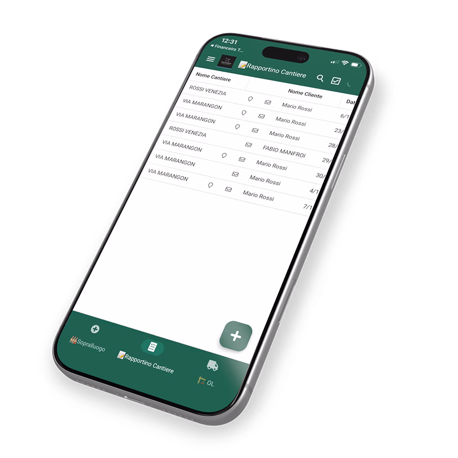 Schermo di uno smartphone che mostra un'app per la creazione di rapporti di costruzione con un elenco di nomi di siti, clienti e date, comprese le voci relative a Mario Rossi e Fabio Manfroi.