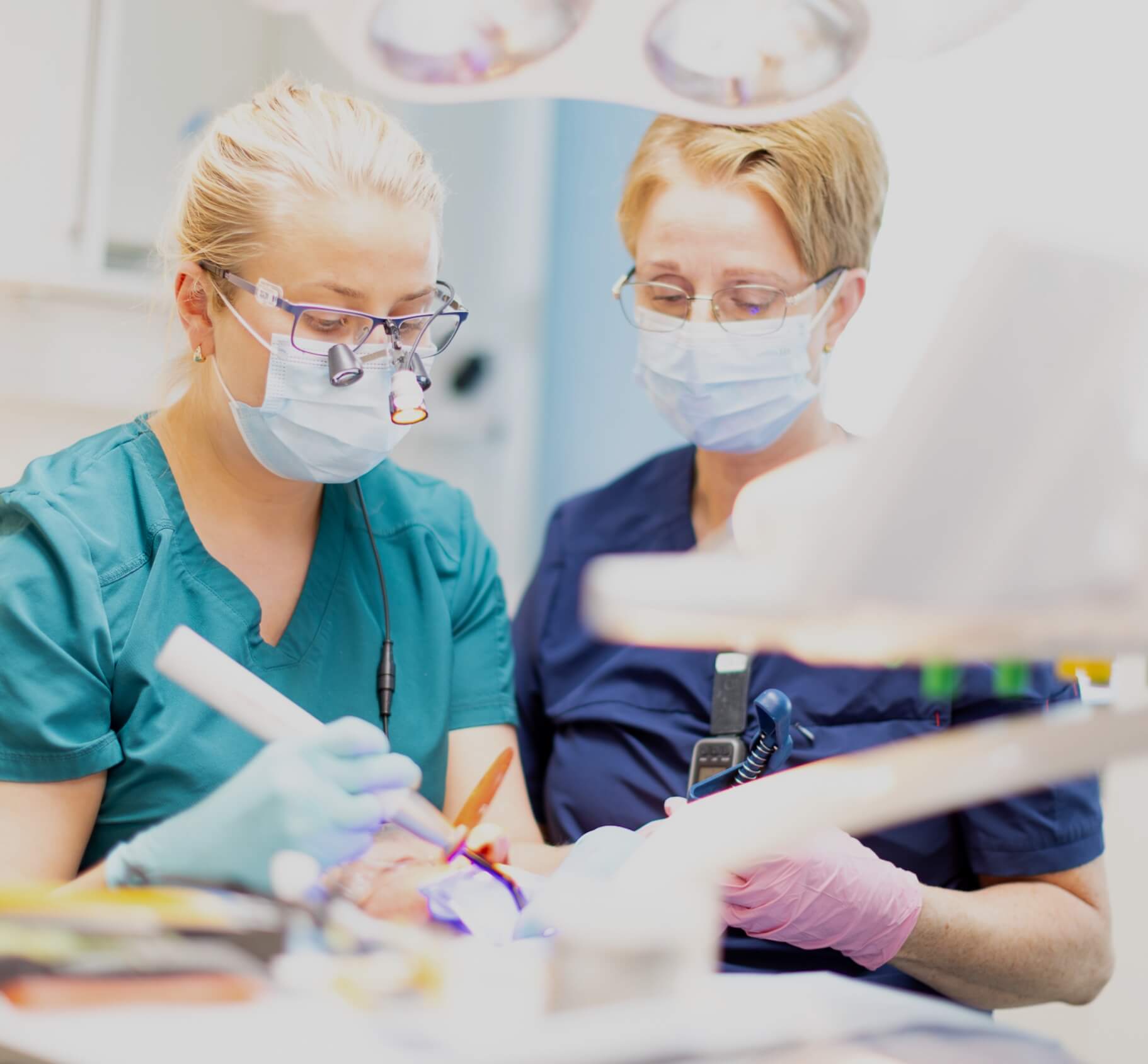 Tannlege og tannhelsesekretær utfør behandling