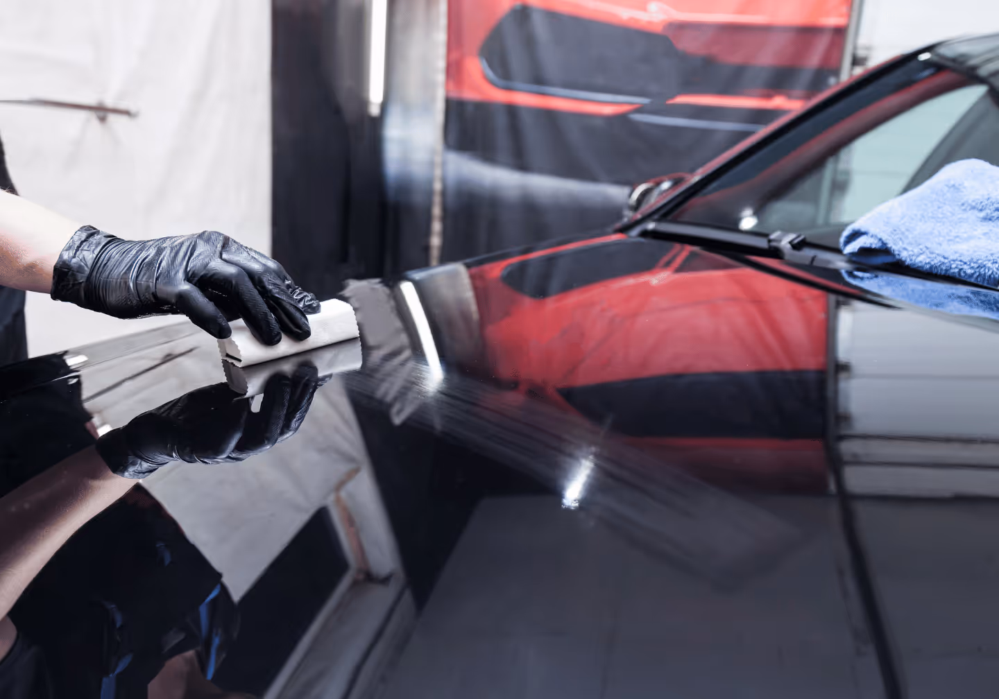 Ein schwarzes Fahrzeug erhält eine professionelle Keramikversiegelung beim Autowaschbär in Reinfeld, Nähe Lübeck.