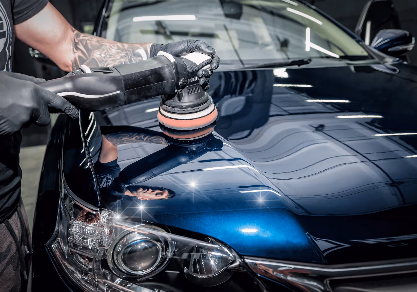 Ein dunkel Blaues Auto wird professionell poliert beim Autowaschbär in Reinfeld.