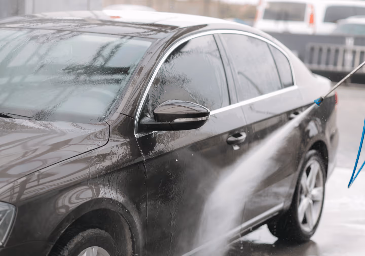 Ein Fahrzeug wird von außen durch einen schonenden Strahler gründlich gesäubert. 