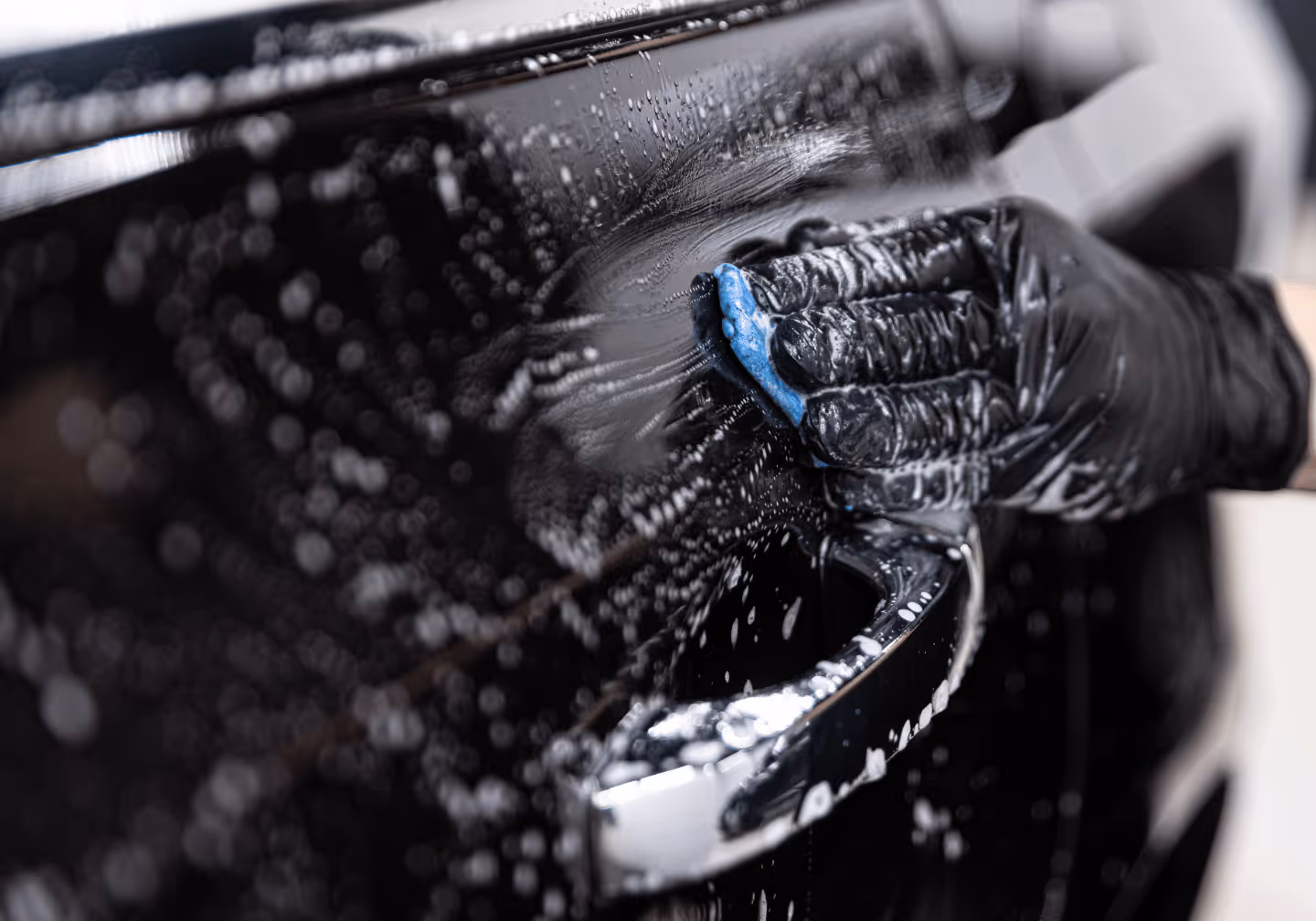 Intensive und gründliche Reinigung eines schwarzen Fahrzeugs durch professionelle Wäsche.