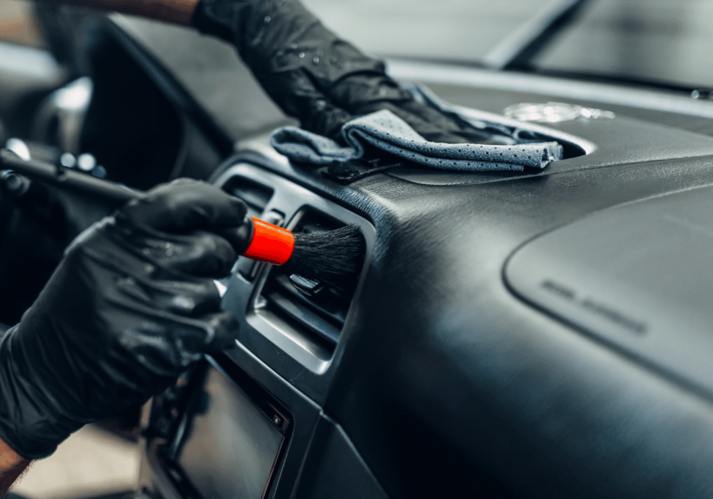 Das Armaturenbrett eines Wagens wird detailliert gesäubert.