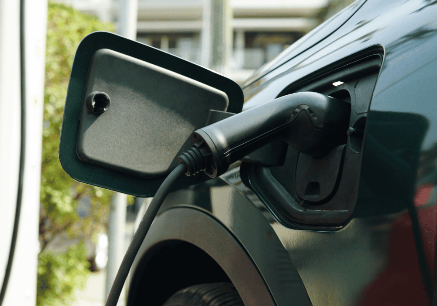 Ein Elektrowagen wird geladen.