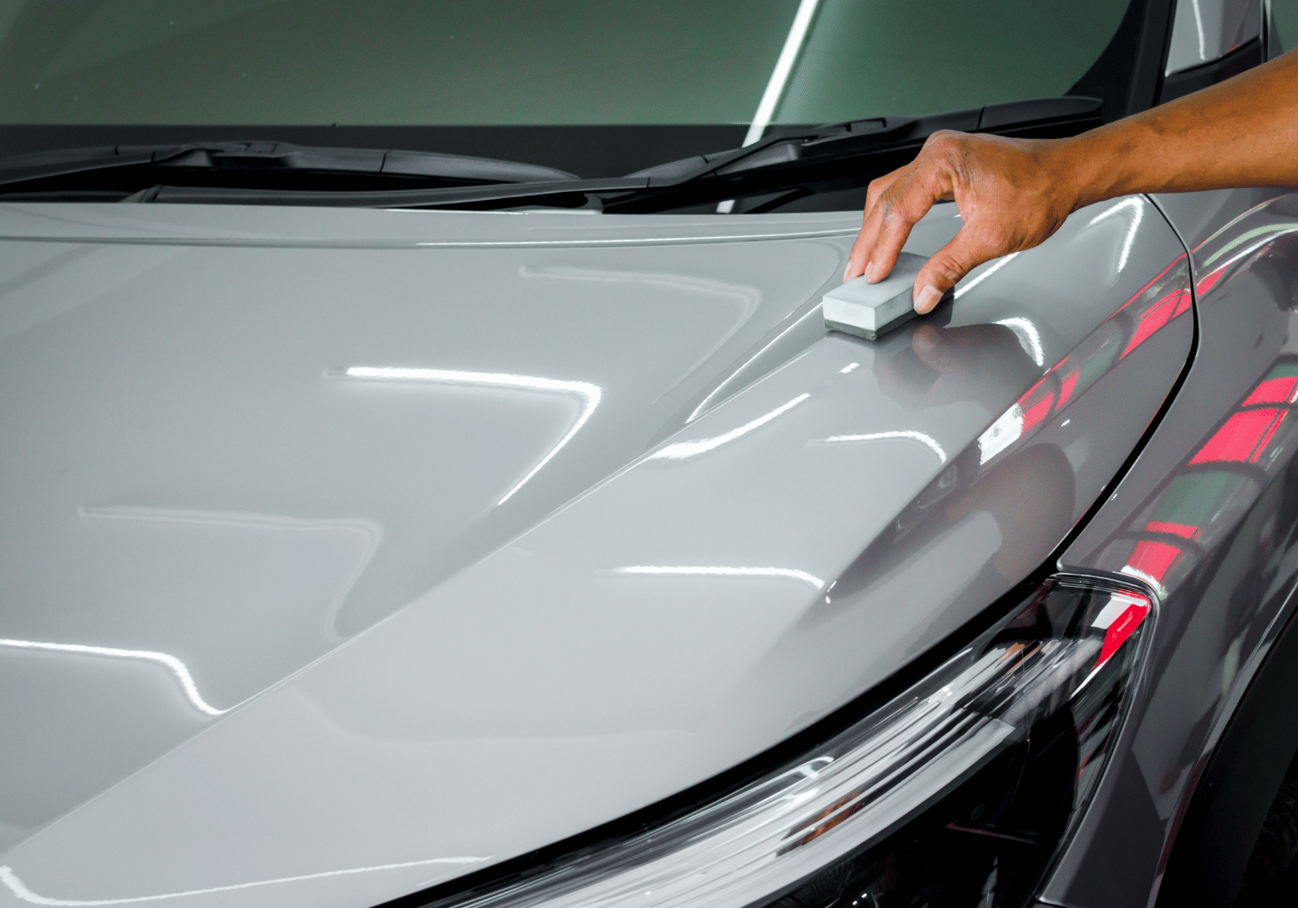 Ein Fahrzeug erhält eine Keramikversiegelung.