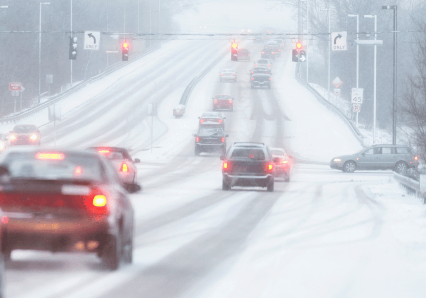 Ein voller Verkehr bei Schneewetter.