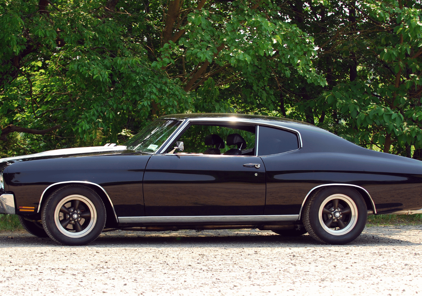 Ein schwarzer Oldtimer.