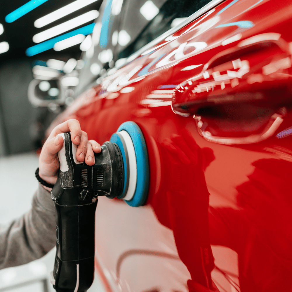 Polierung eines roten Fahrzeugs.