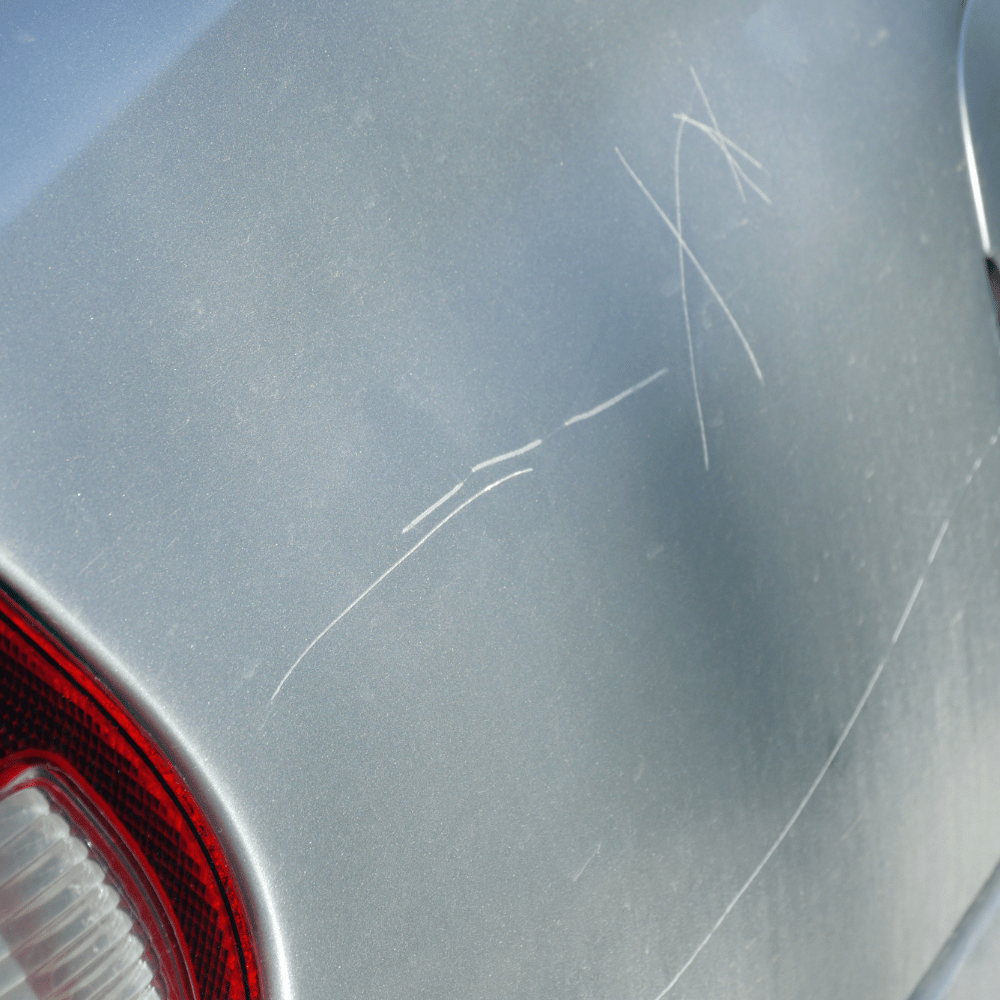 glänzender, weißer Lack nach einer professionellen Polierung durch den Autowaschbär in Reinfeld, Nähe Lübeck.