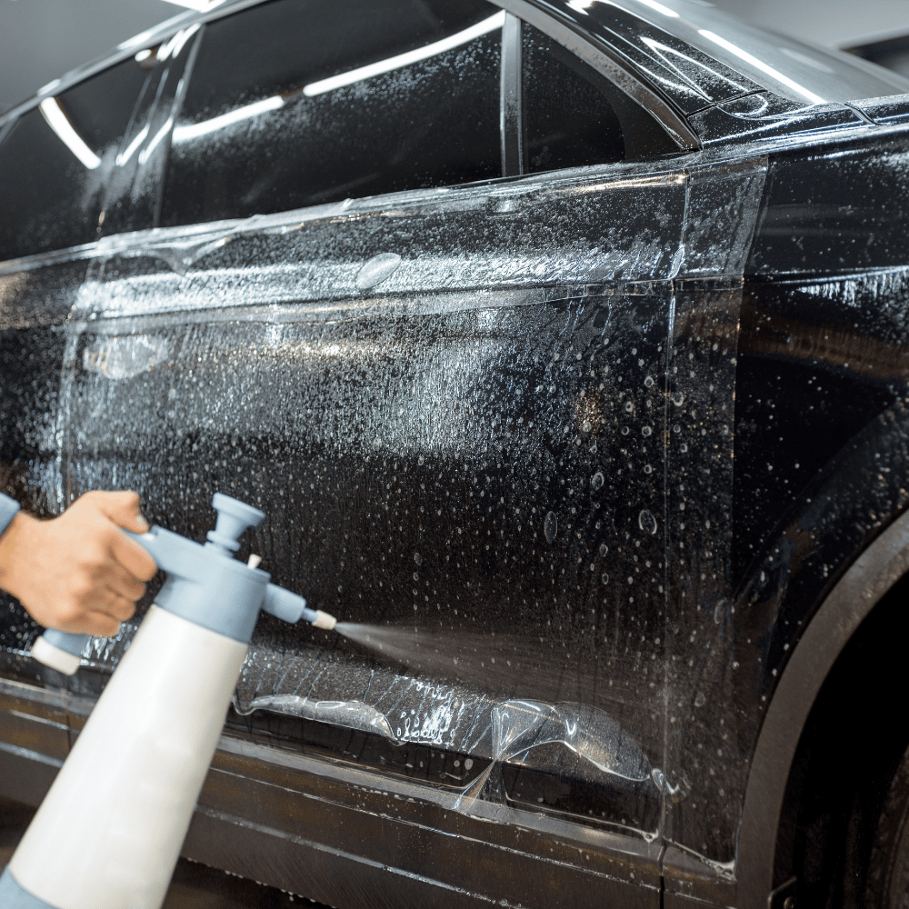 Ein Fahrzeug wird professionell foliert.