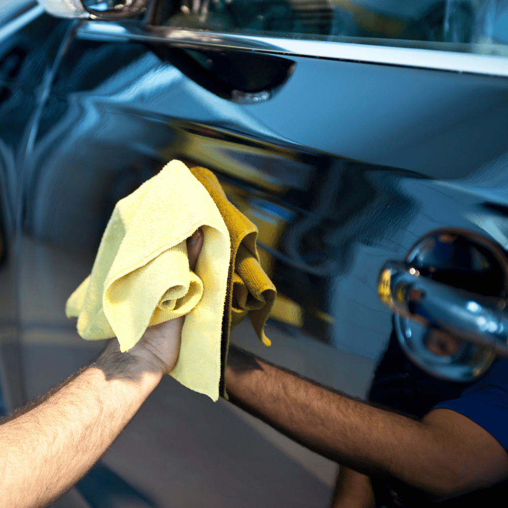 Ein Fahrzeug wird mit einem Tuch gründlich poliert und zum Glänzen gebracht.
